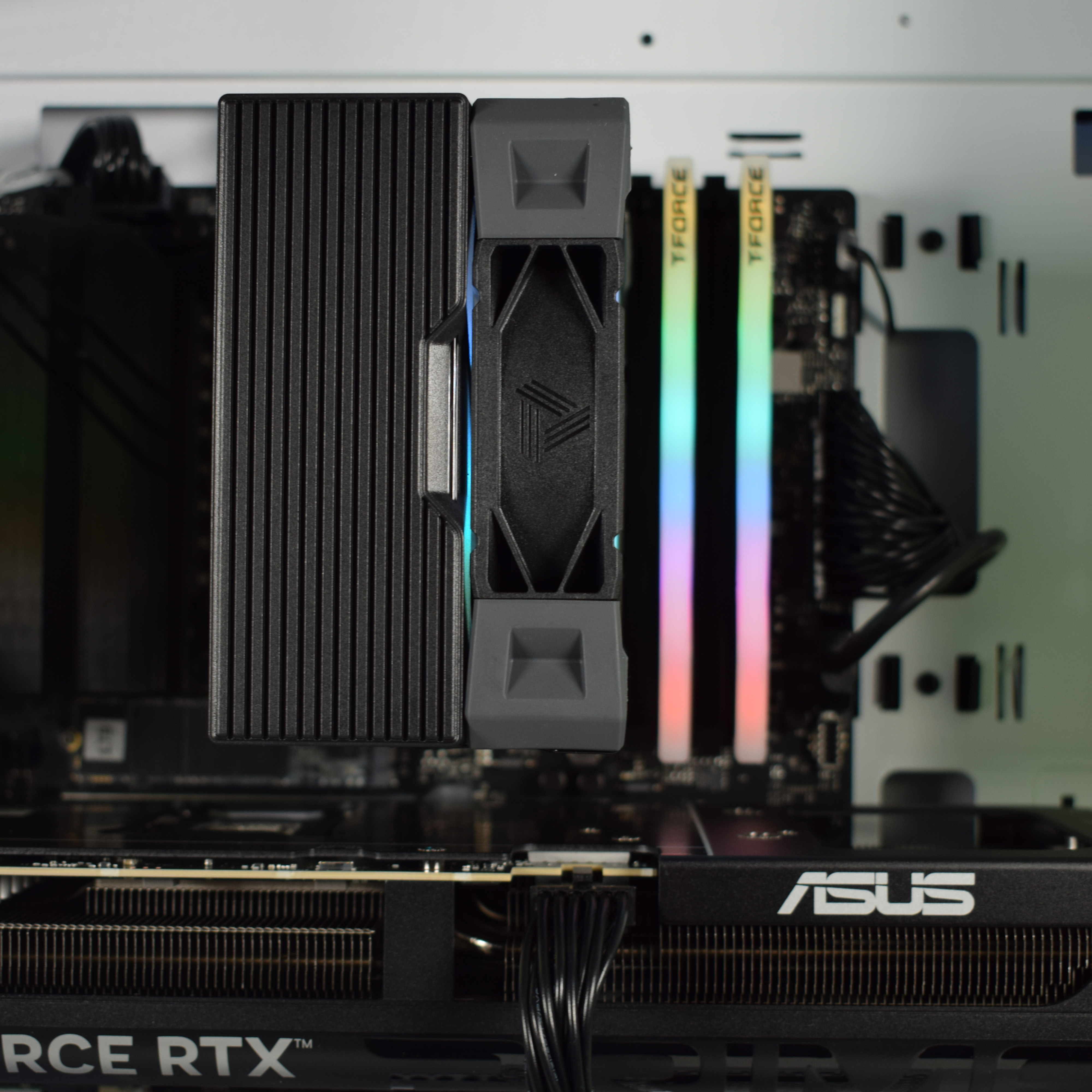 AURA PC - Computador AURA Gamer-PC Powered by ASUS Ryzen 7 7800X3D 32GB DDR5 1TB RTX 5070 WiFi W11