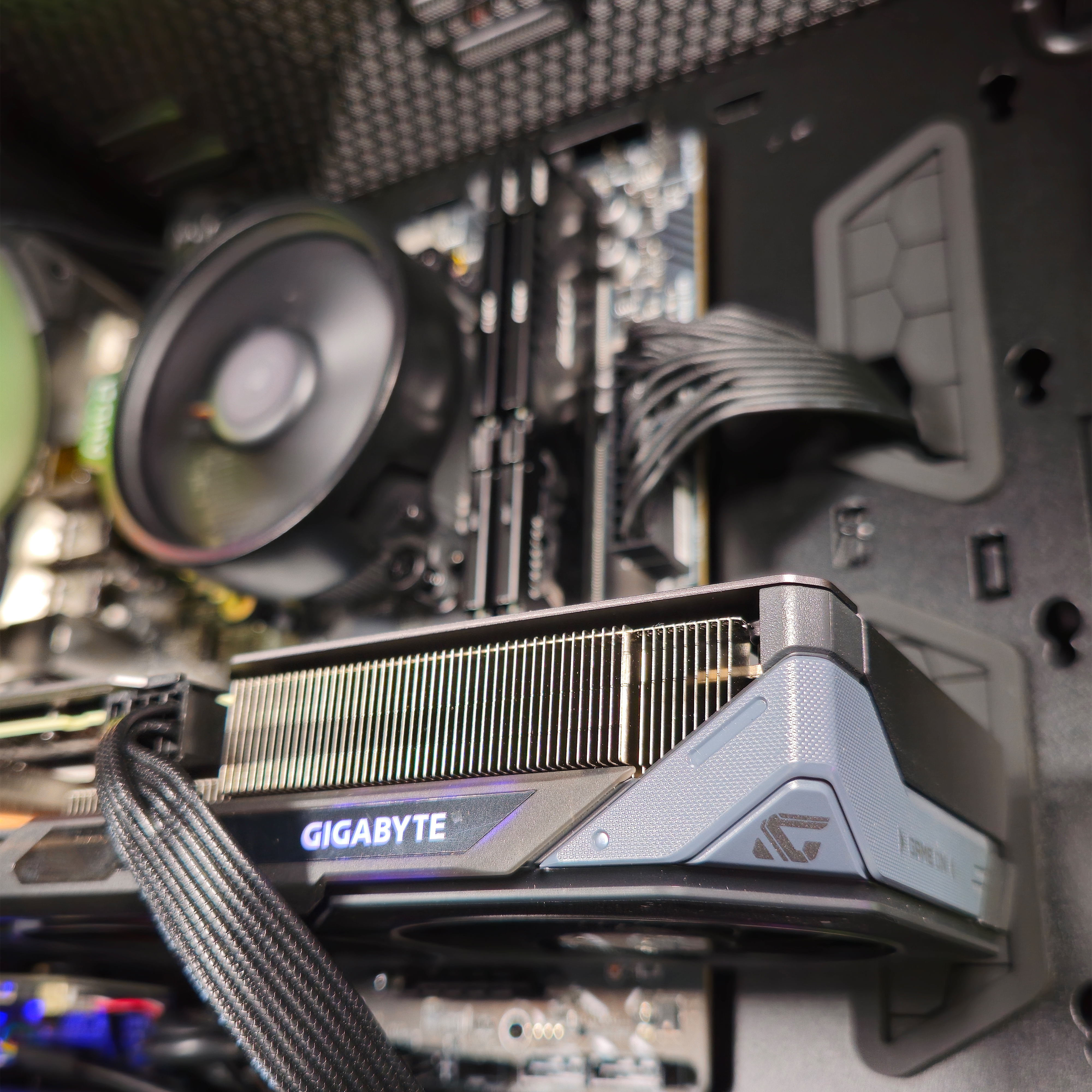 AURA PC - Computador AURA Gamer-PC Ryzen 5 7500F 32GB DDR5 1TB RX 9060 XT 16GB WiFi W11