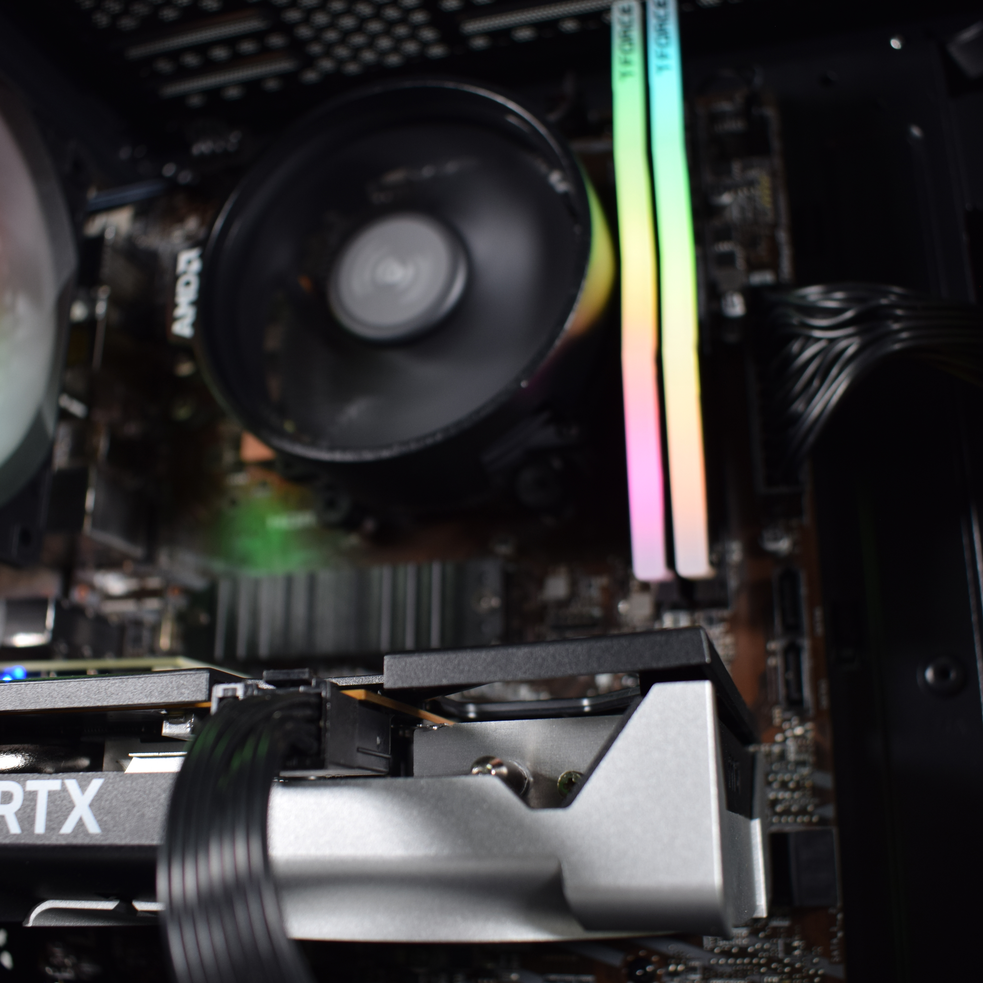 AURA PC - Computador AURA Limited-PC Ryzen 5 5600 32GB DDR4 1TB RTX 5060 WiFi W11