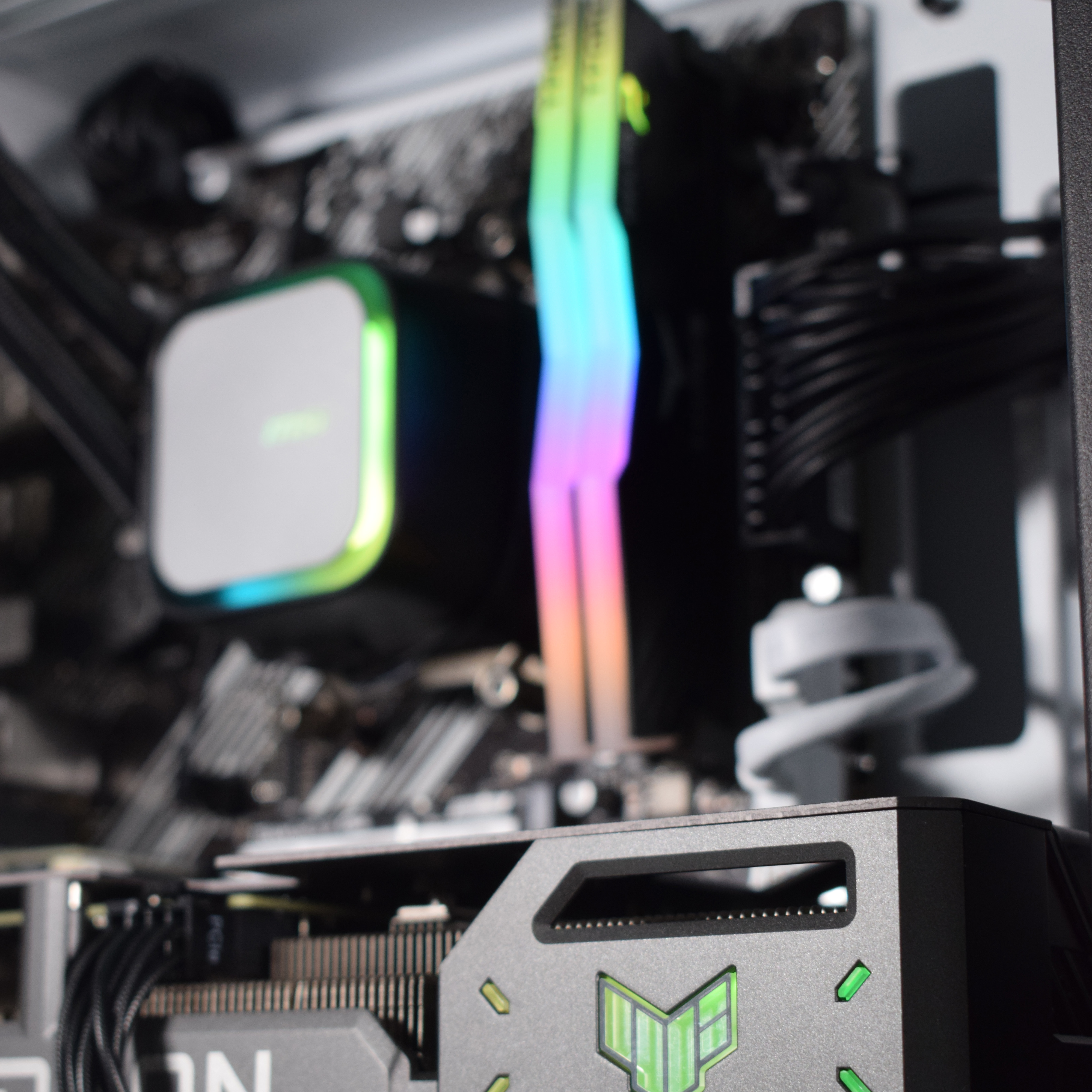 AURA PC - Computador AURA Limited-PC Ryzen 7 5700X3D 32GB DDR4 1TB RX 9060 XT 16GB WiFi W11