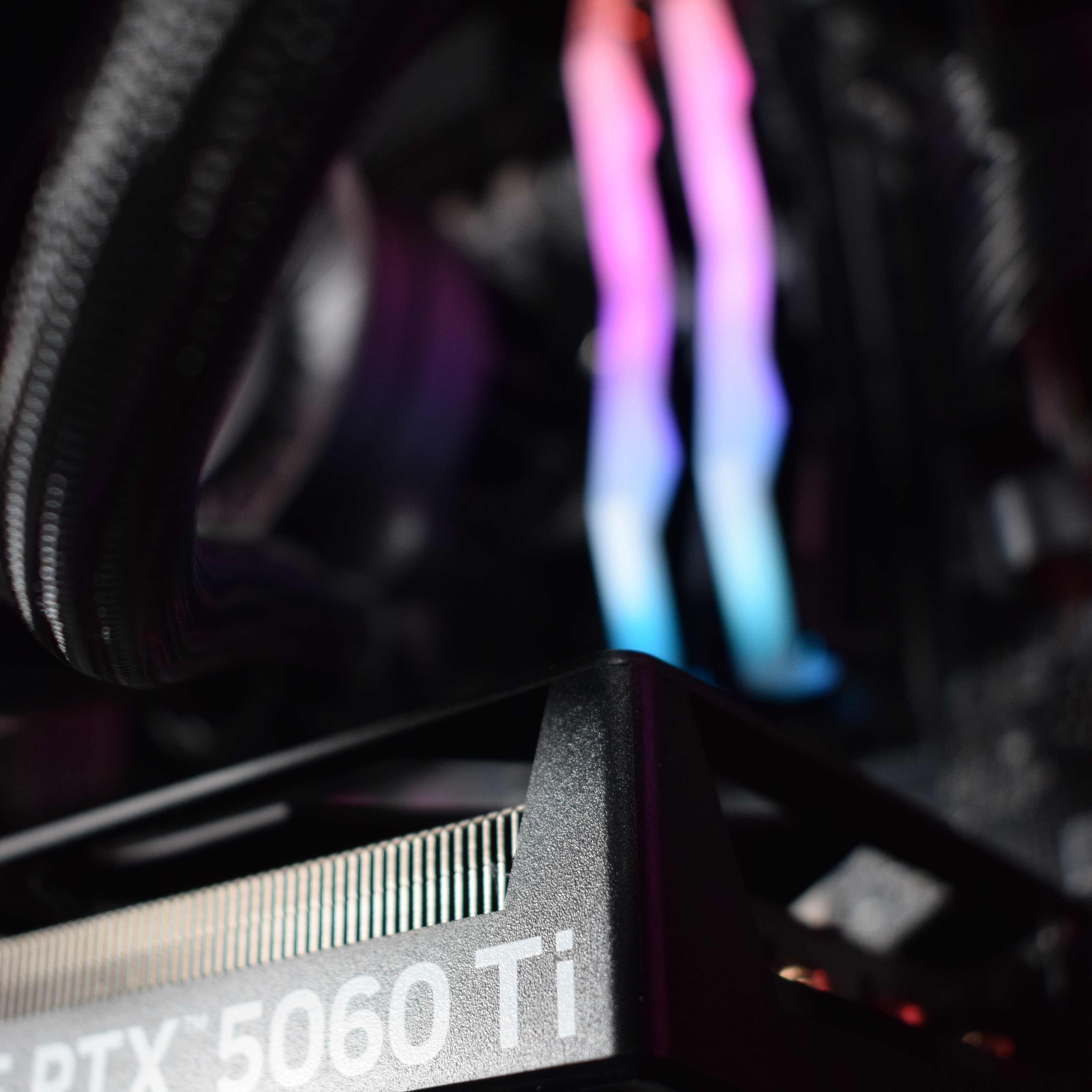 AURA PC - Computador AURA Limited-PC Ryzen 7 9700X 32GB DDR5 1TB RTX 5060 Ti 16GB WiFi W11