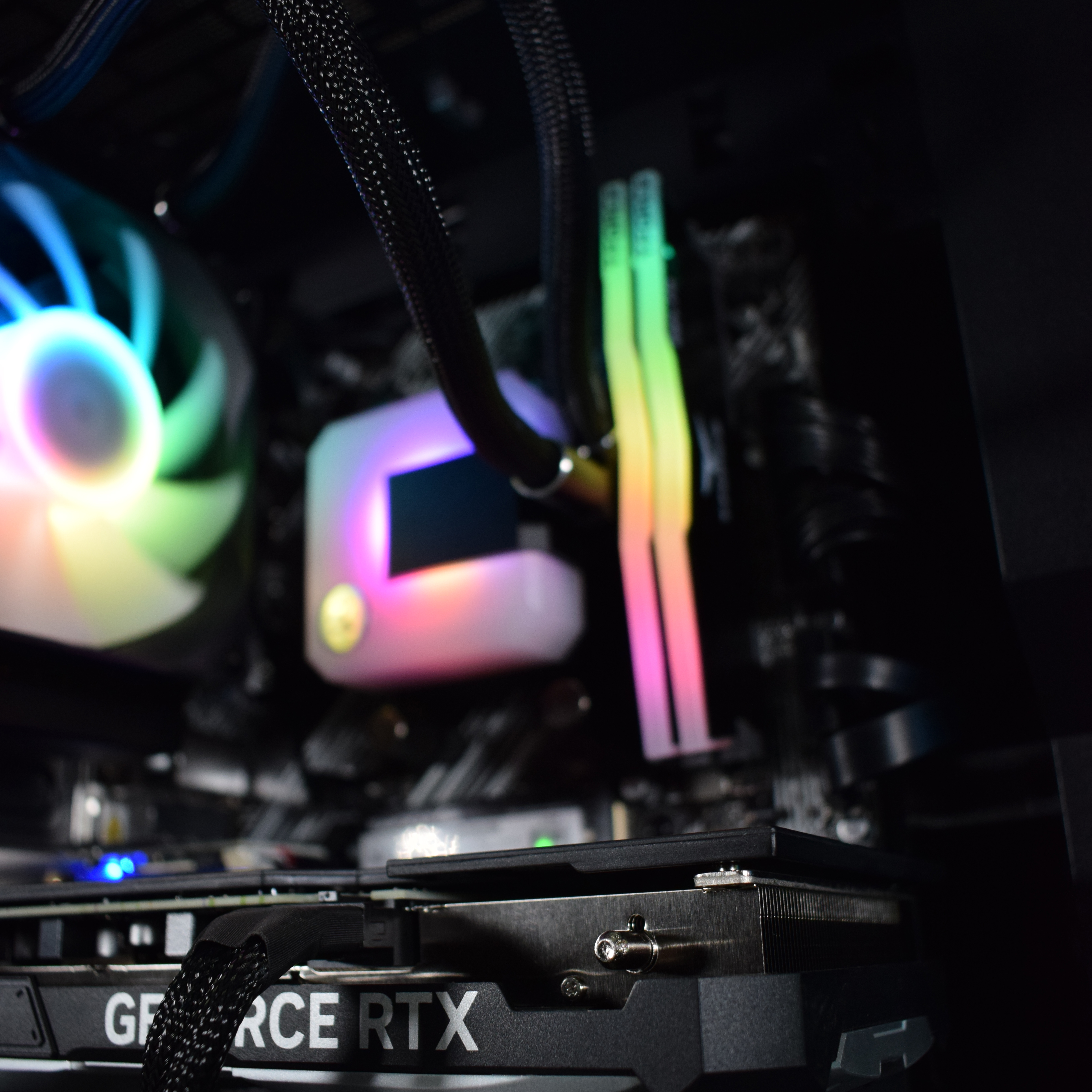 AURA PC - Computador AURA Limited-PC Ryzen 5700X 32GB DDR4 1TB RTX 4070 SUPER WiFi W11