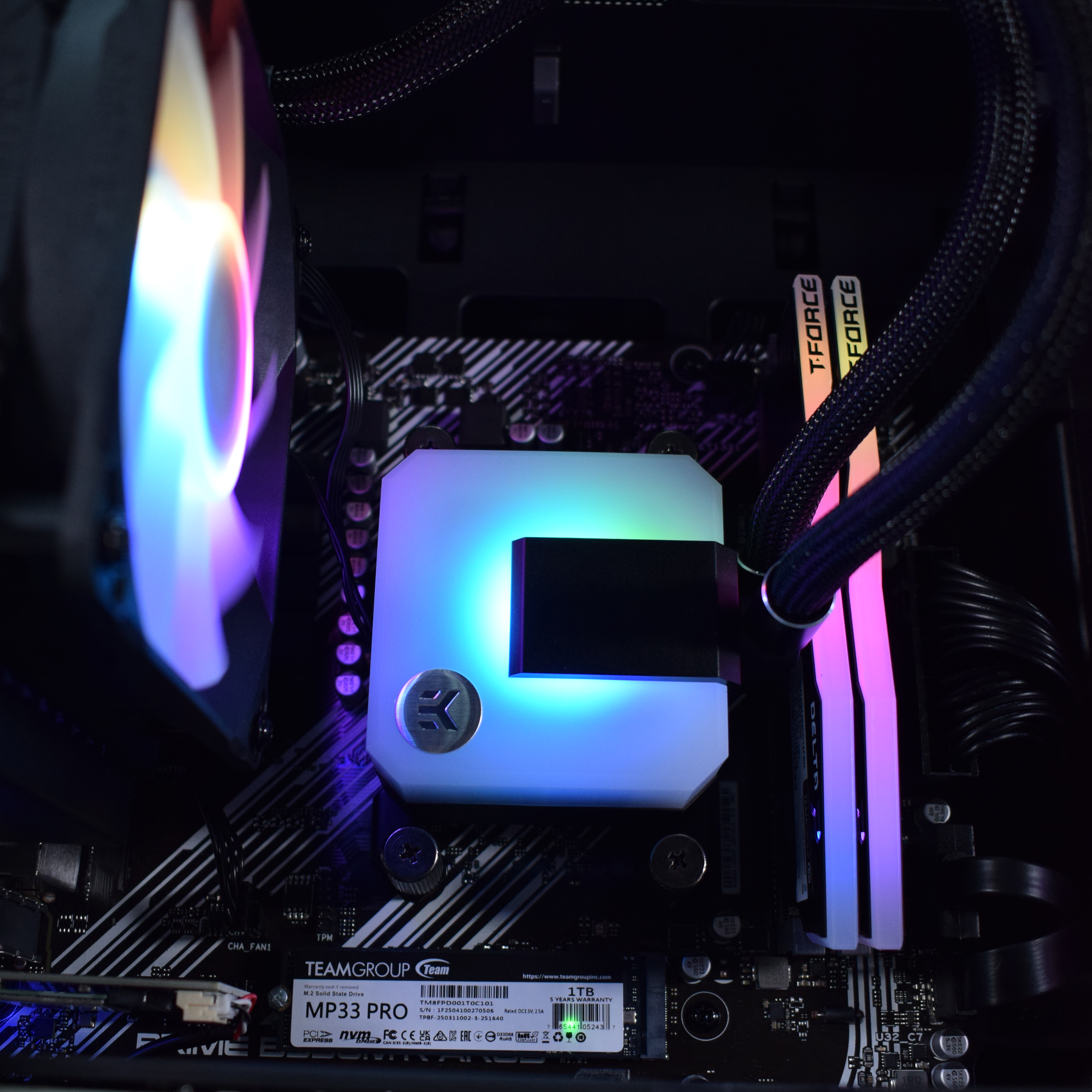 AURA PC - Computador AURA Limited-PC Ryzen 5700X 32GB DDR4 1TB RTX 4070 SUPER WiFi W11