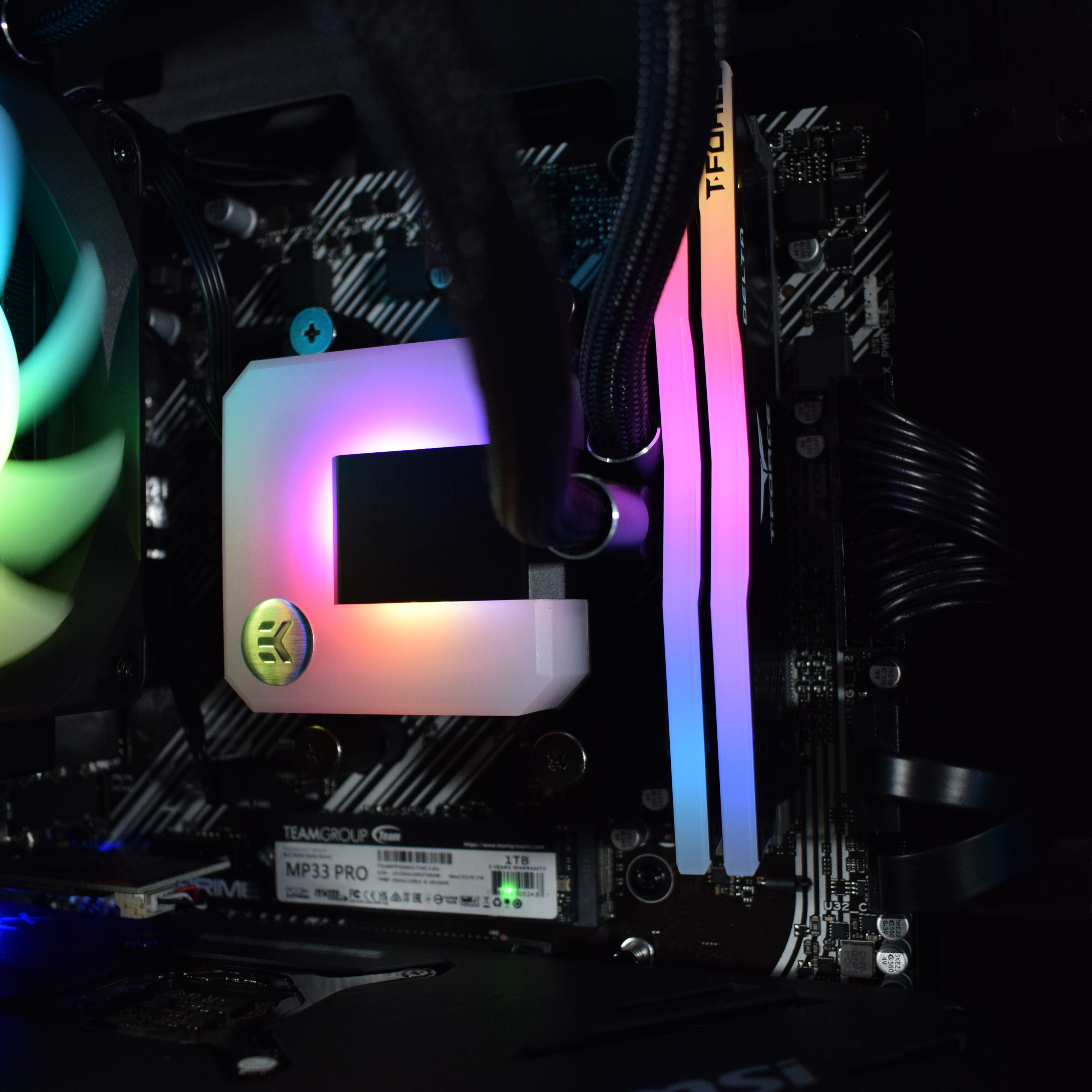 AURA PC - Computador AURA Limited-PC Ryzen 5700X 32GB DDR4 1TB RTX 4070 SUPER WiFi W11