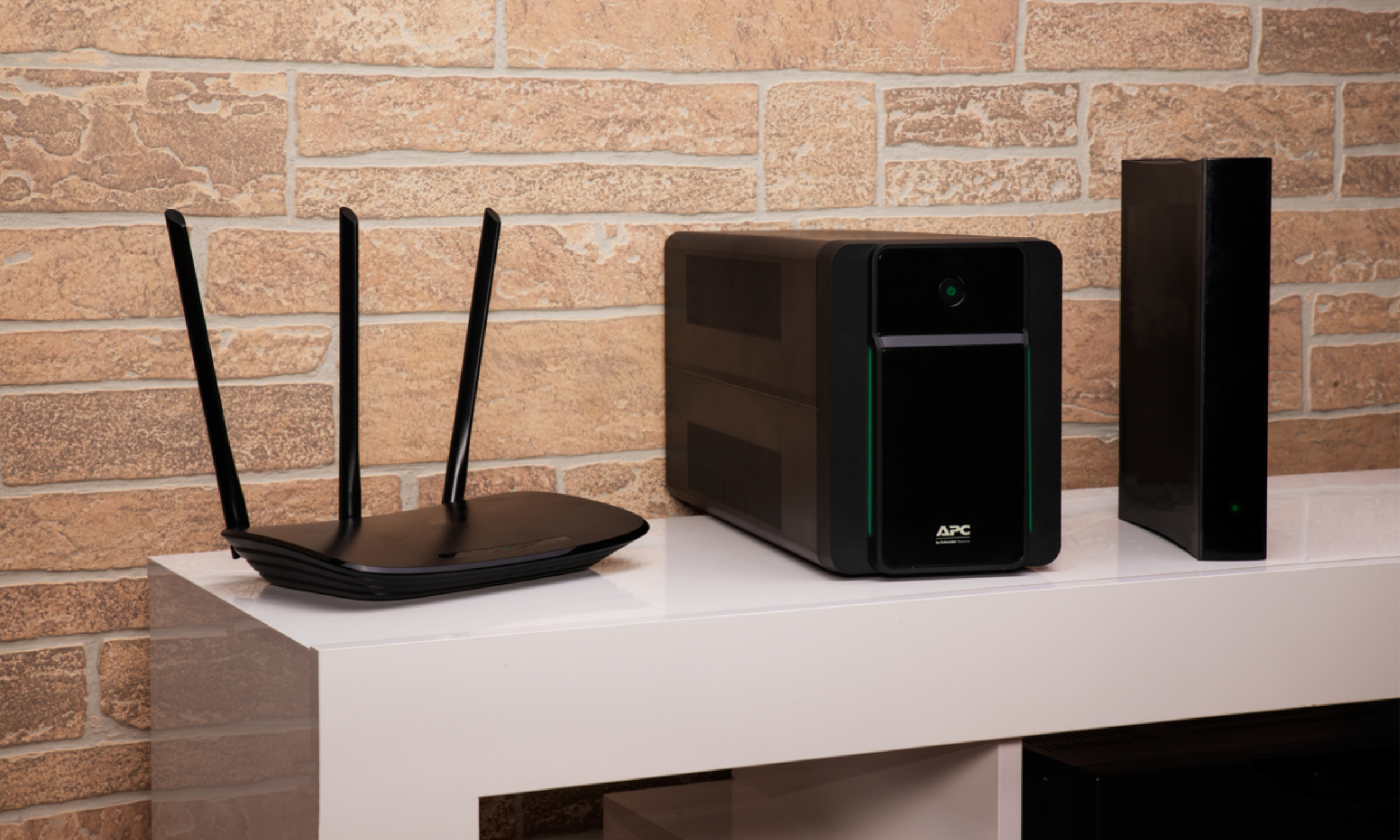 APC - UPS APC Back-UPS 2200VA 230V AVR Tomadas IEC