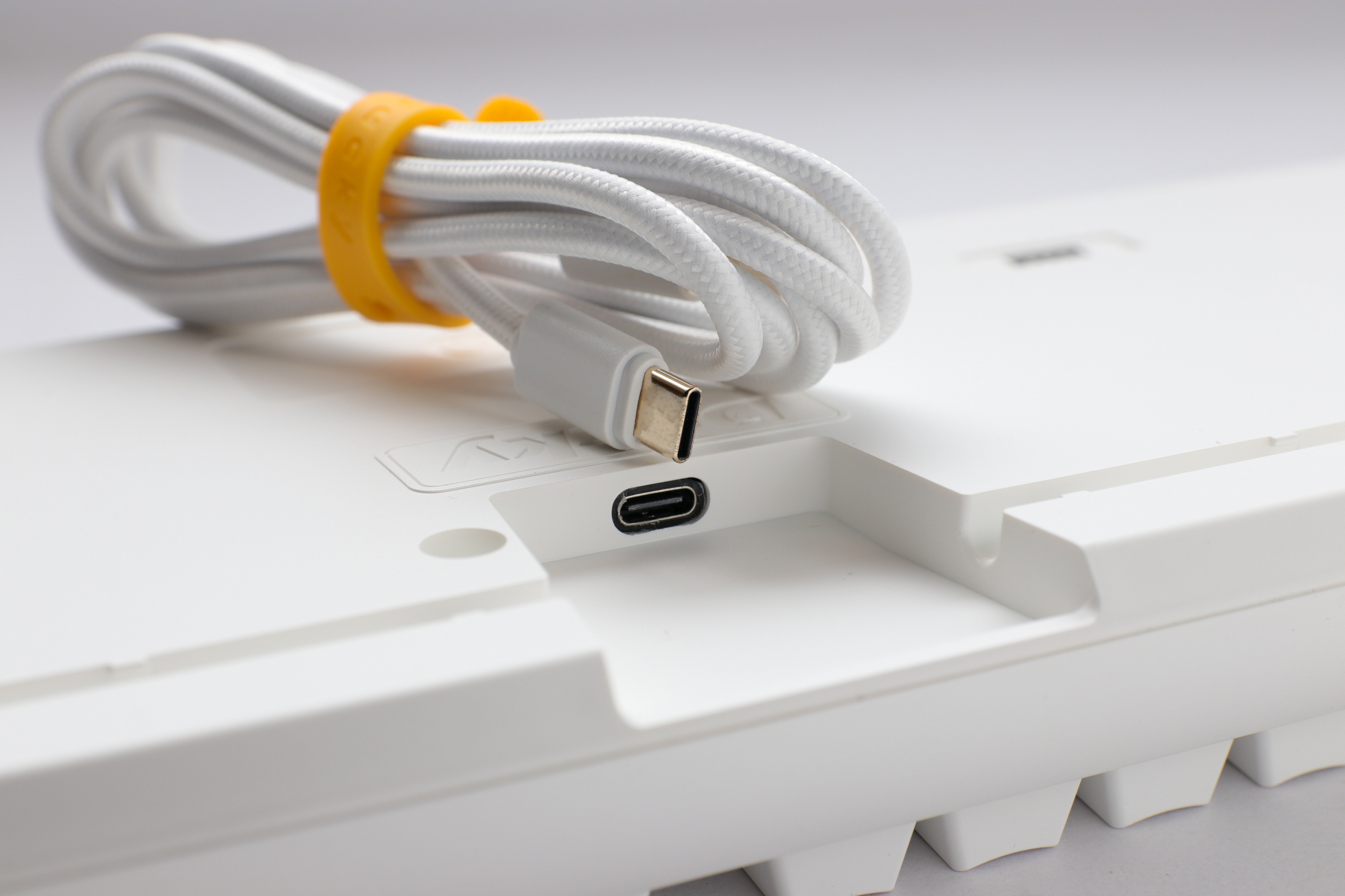 Ducky - Teclado Mecânico Ducky ONE 3 Classic TKL Pure White RGB MX-Silent Red (ES)