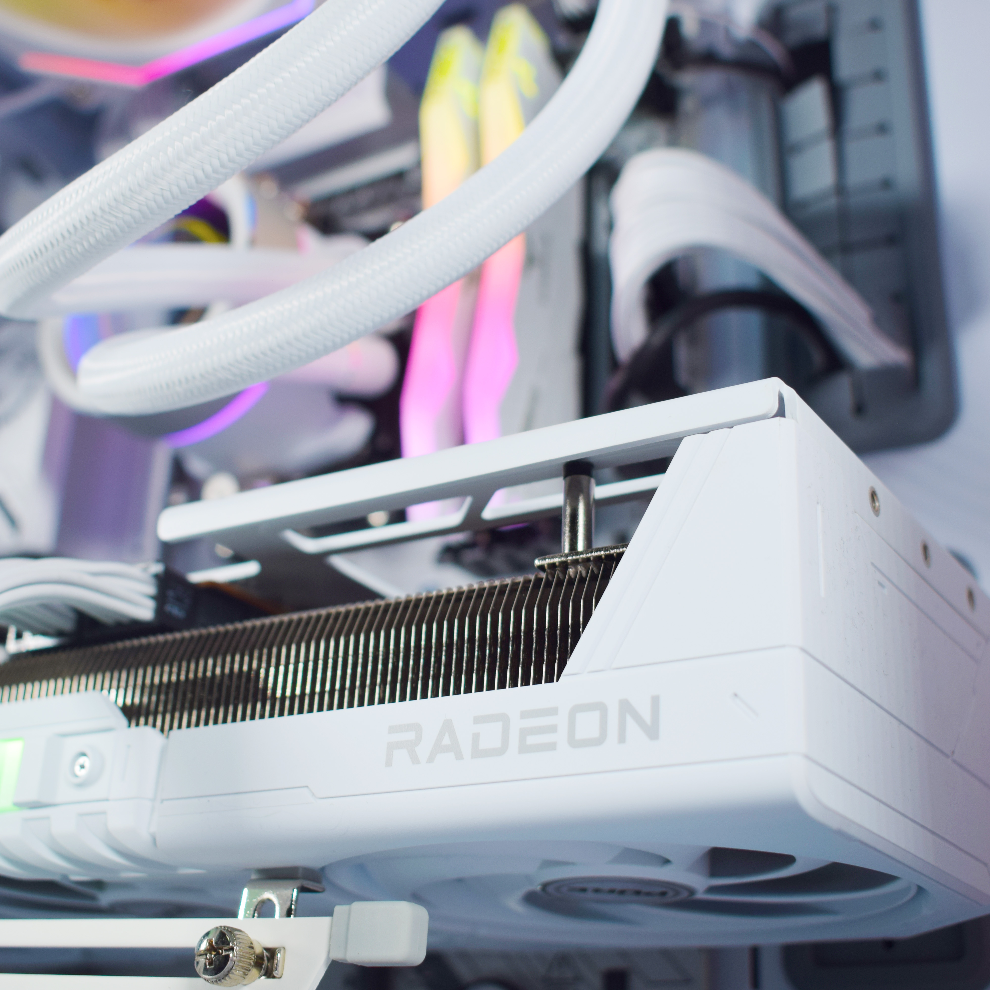 King Mod Systems - Computador King Mod Gamer-PC Ryzen 7 7800X3D 32GB DDR5 2TB RX 9070 XT WiFi W11