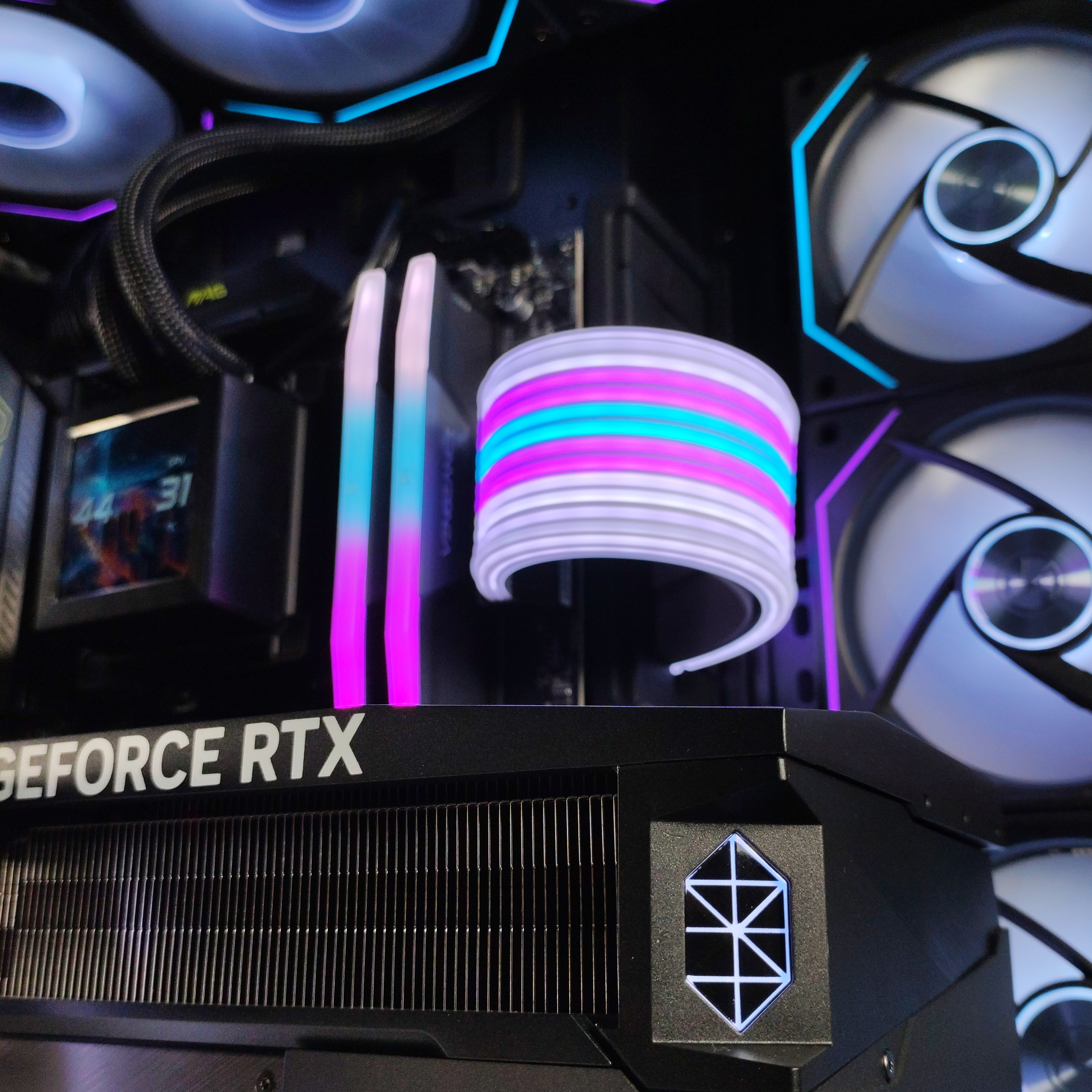 King Mod Systems - Computador King Mod Gamer-PC Ryzen 7 9800X3D 64GB DDR5 2TB RTX 5090 WiFi W11 V2