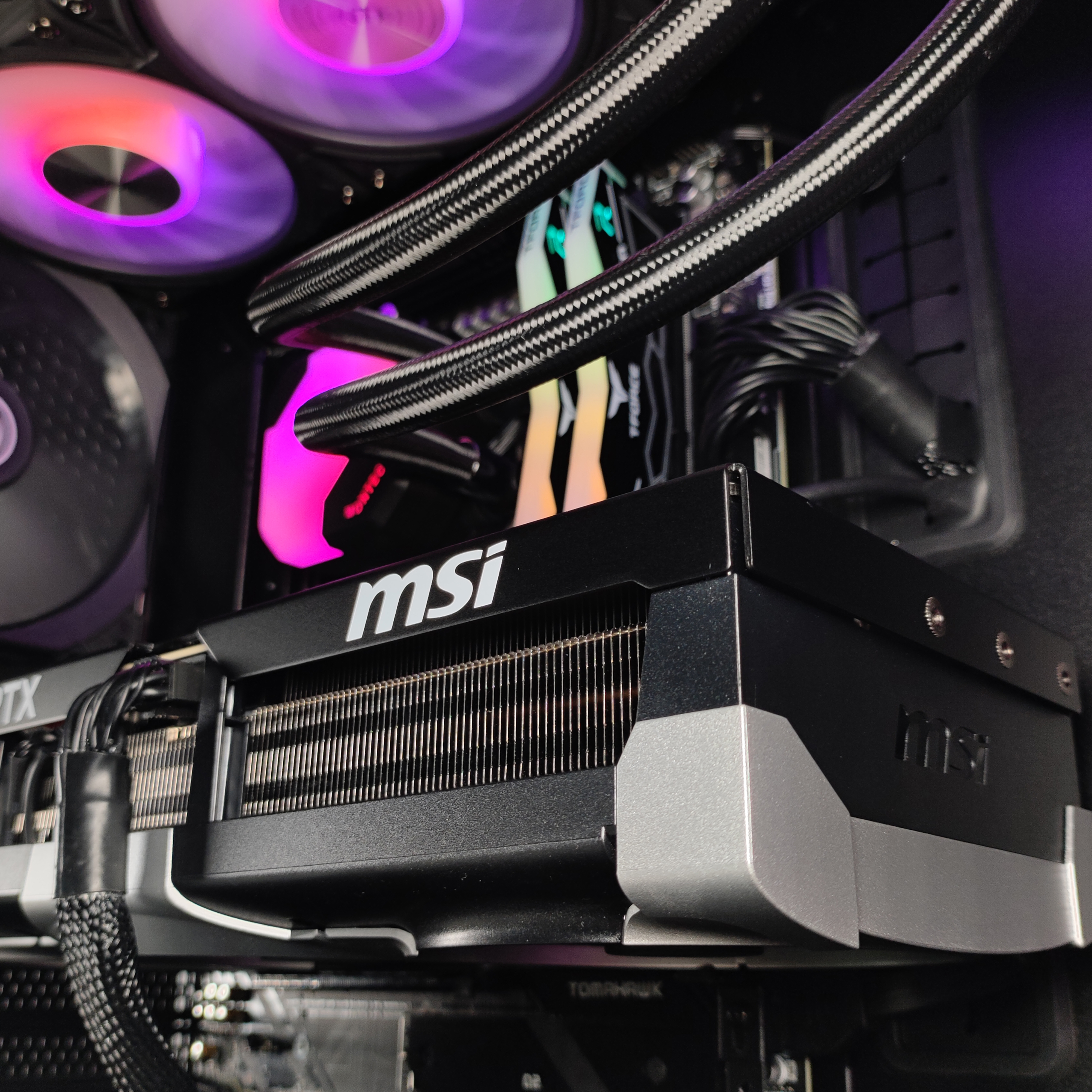 King Mod Systems - Computador King Mod Gamer-PC Ryzen 7 9800X3D 32GB DDR5 2TB RTX 5090 WiFi W11