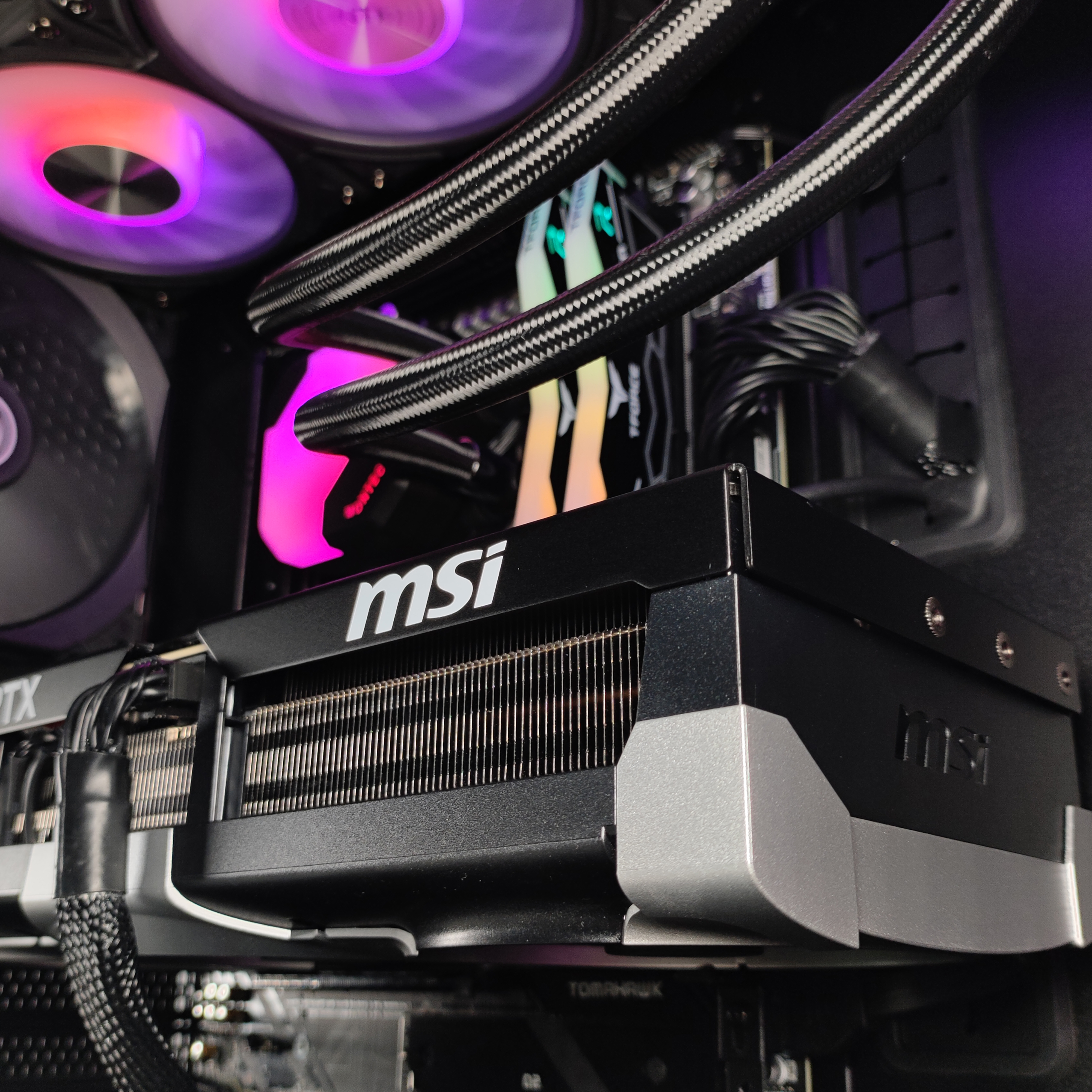 King Mod Systems - Computador King Mod Gamer-PC Ryzen 7 9800X3D 64GB DDR5 2TB RTX 5090 WiFi W11