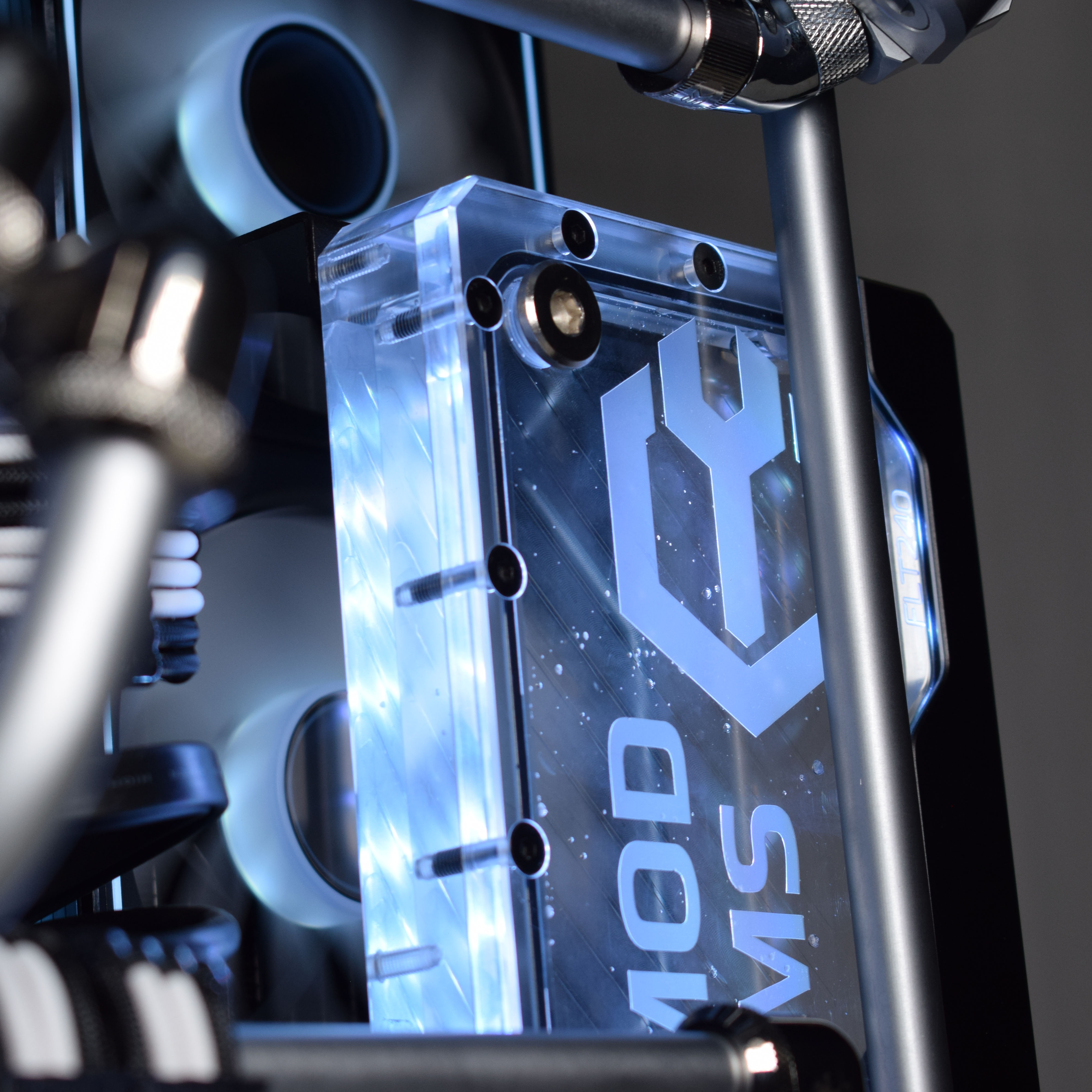 King Mod Systems - Computador King Mod Liquid-PC Ryzen 7 9800X3D 32GB DDR5 2TB RX 9070 XT WiFi W11