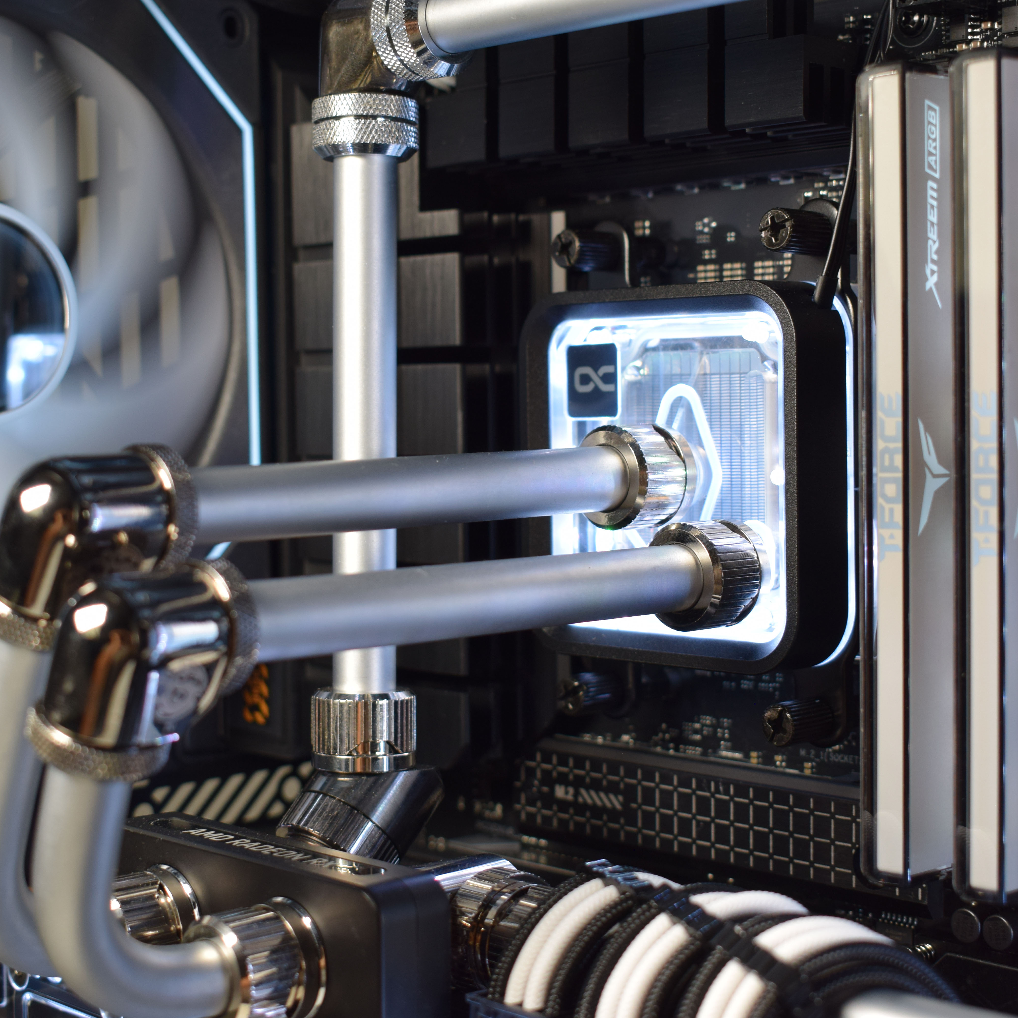 King Mod Systems - Computador King Mod Liquid-PC Ryzen 7 9800X3D 32GB DDR5 2TB RX 9070 XT WiFi W11