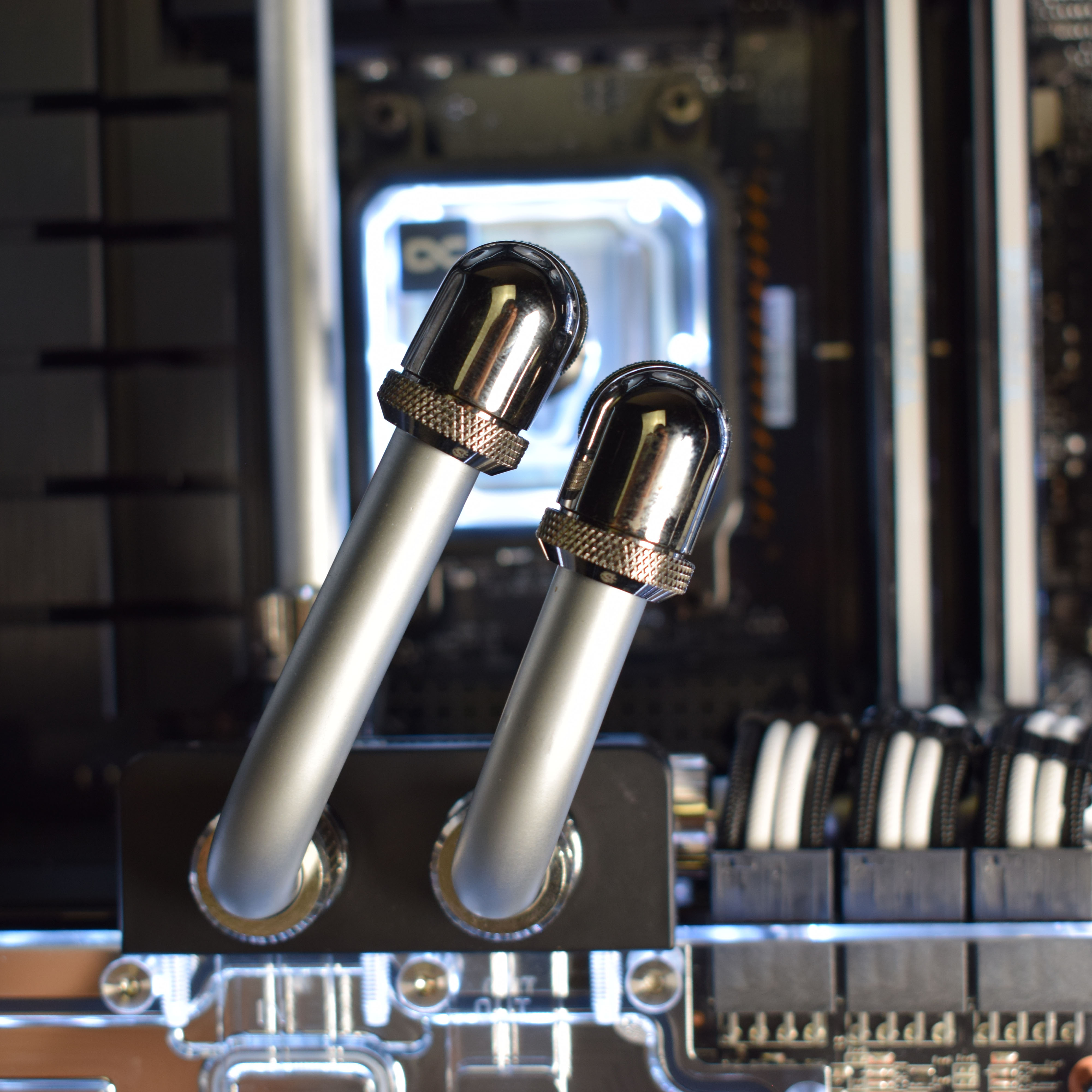 King Mod Systems - Computador King Mod Liquid-PC Ryzen 7 9800X3D 32GB DDR5 2TB RX 9070 XT WiFi W11