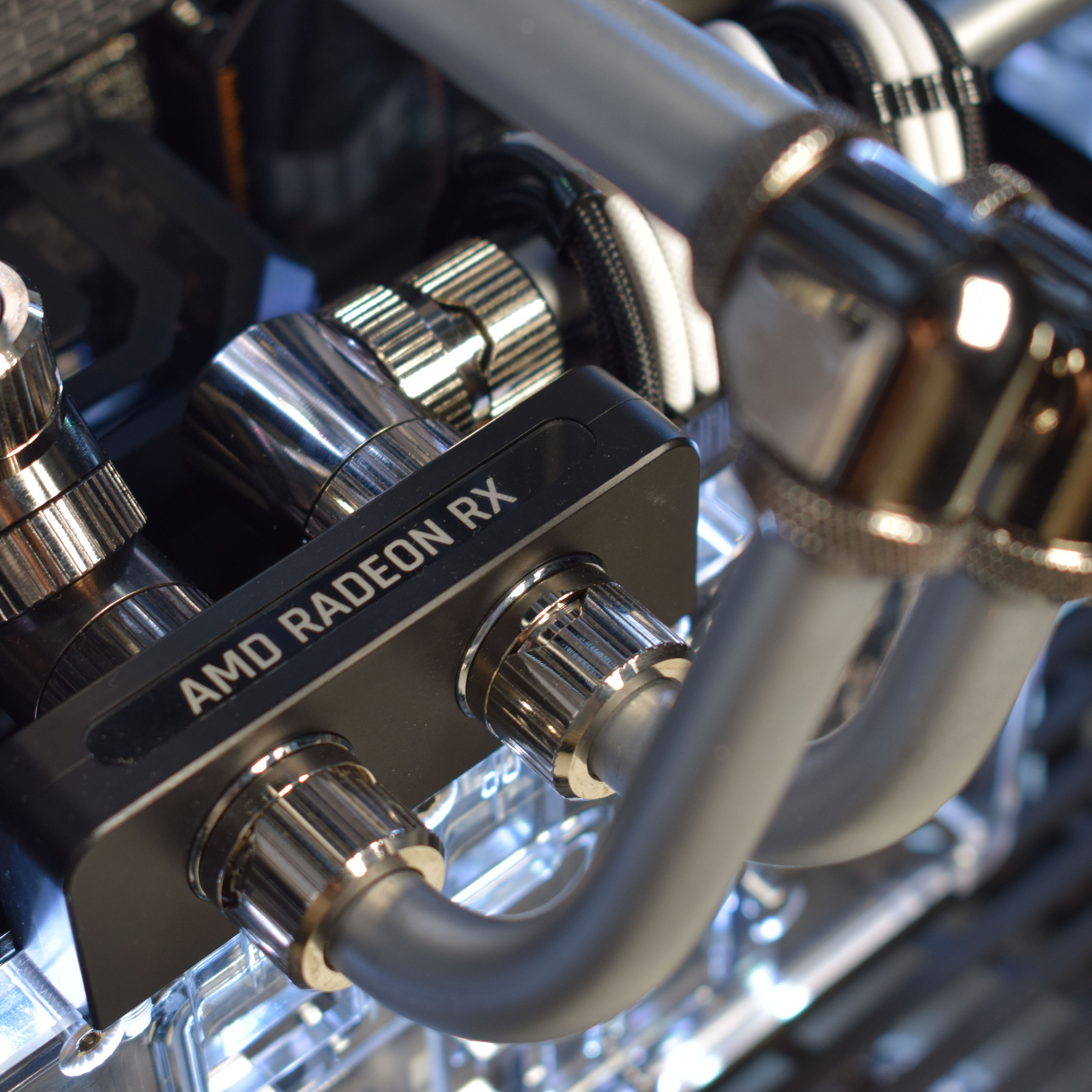 King Mod Systems - Computador King Mod Liquid-PC Ryzen 7 9800X3D 32GB DDR5 2TB RX 9070 XT WiFi W11