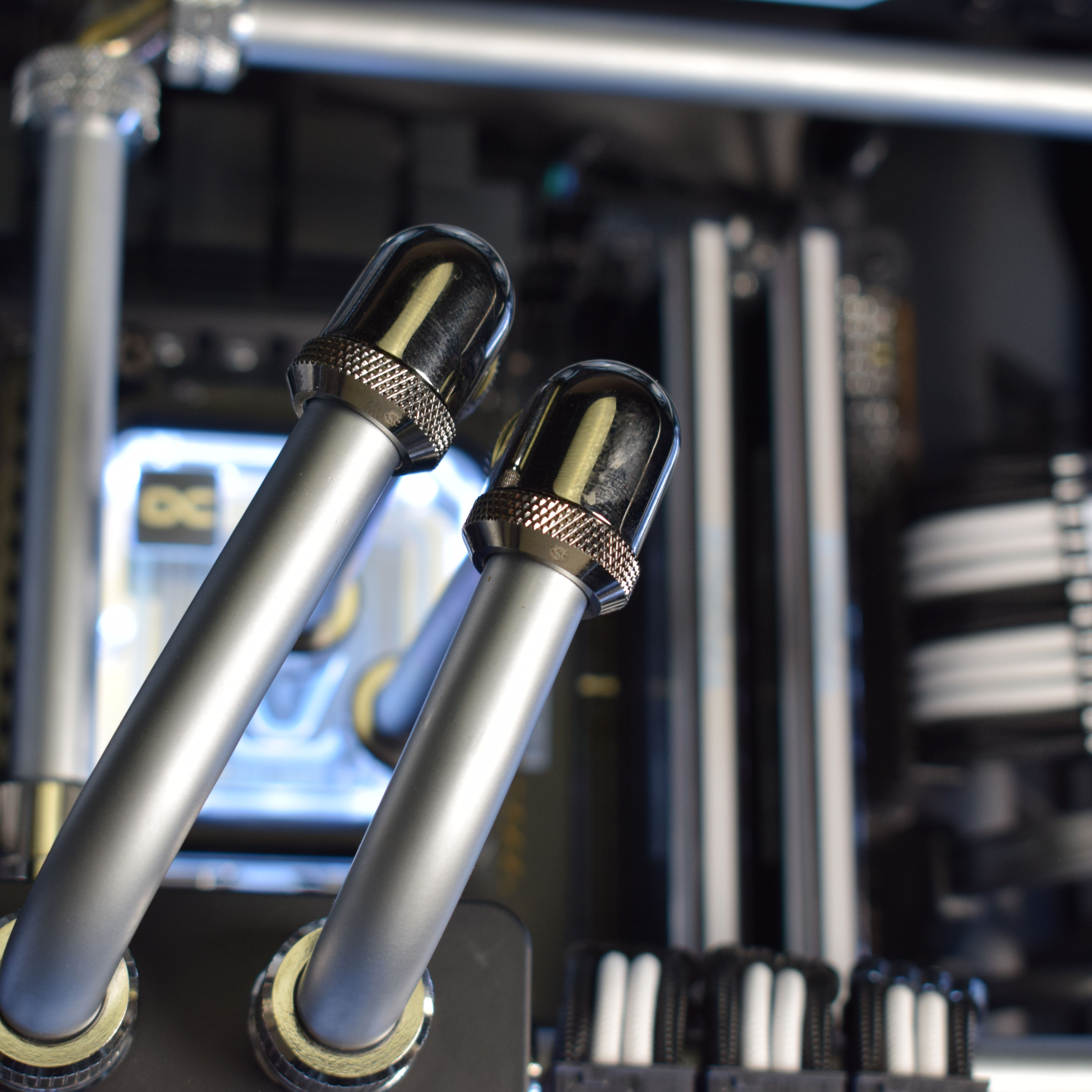 King Mod Systems - Computador King Mod Liquid-PC Ryzen 7 9800X3D 32GB DDR5 2TB RX 9070 XT WiFi W11