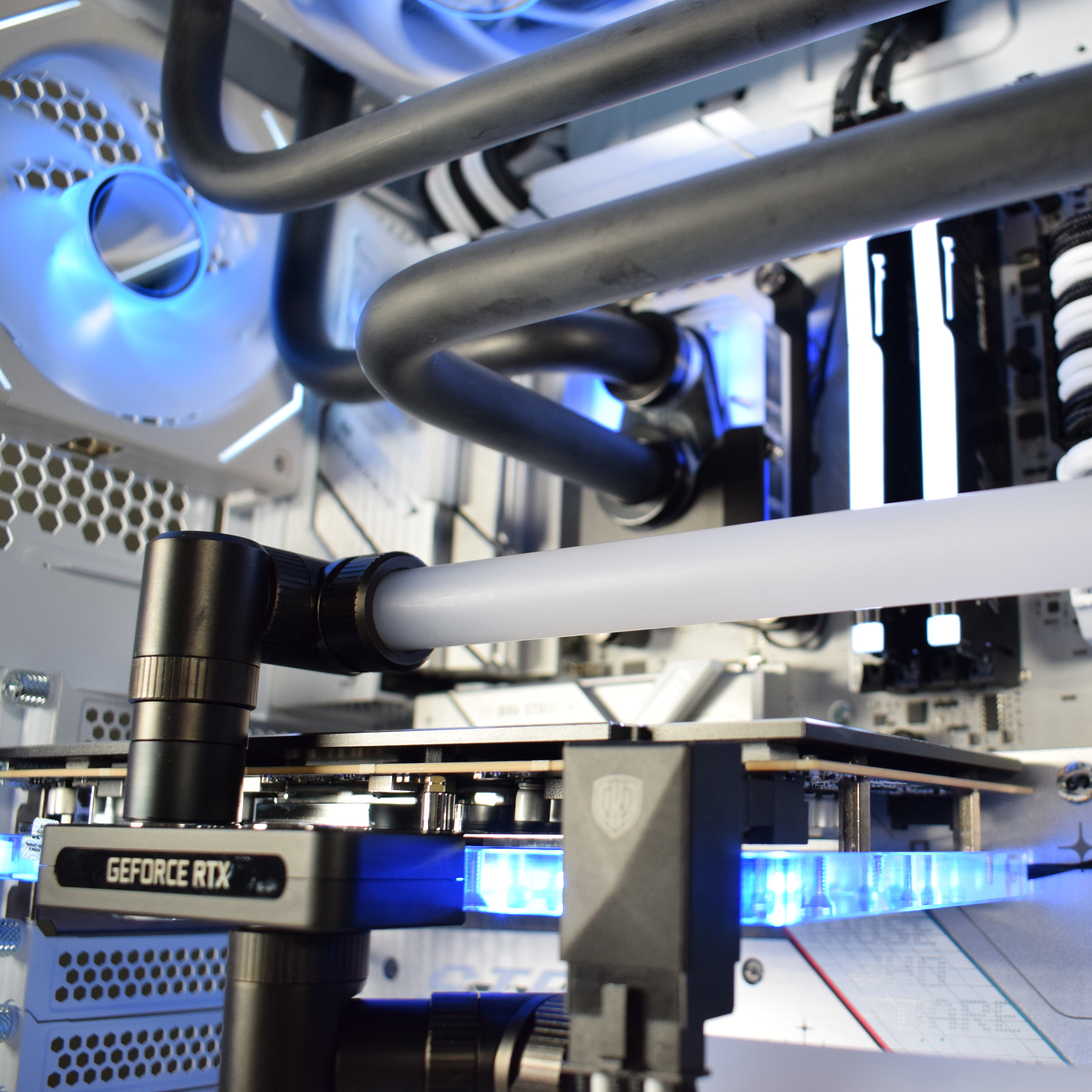 King Mod Systems - Computador King Mod Liquid-PC Ryzen 7 9800X3D 32GB DDR5 2TB RTX 5080 WiFi W11