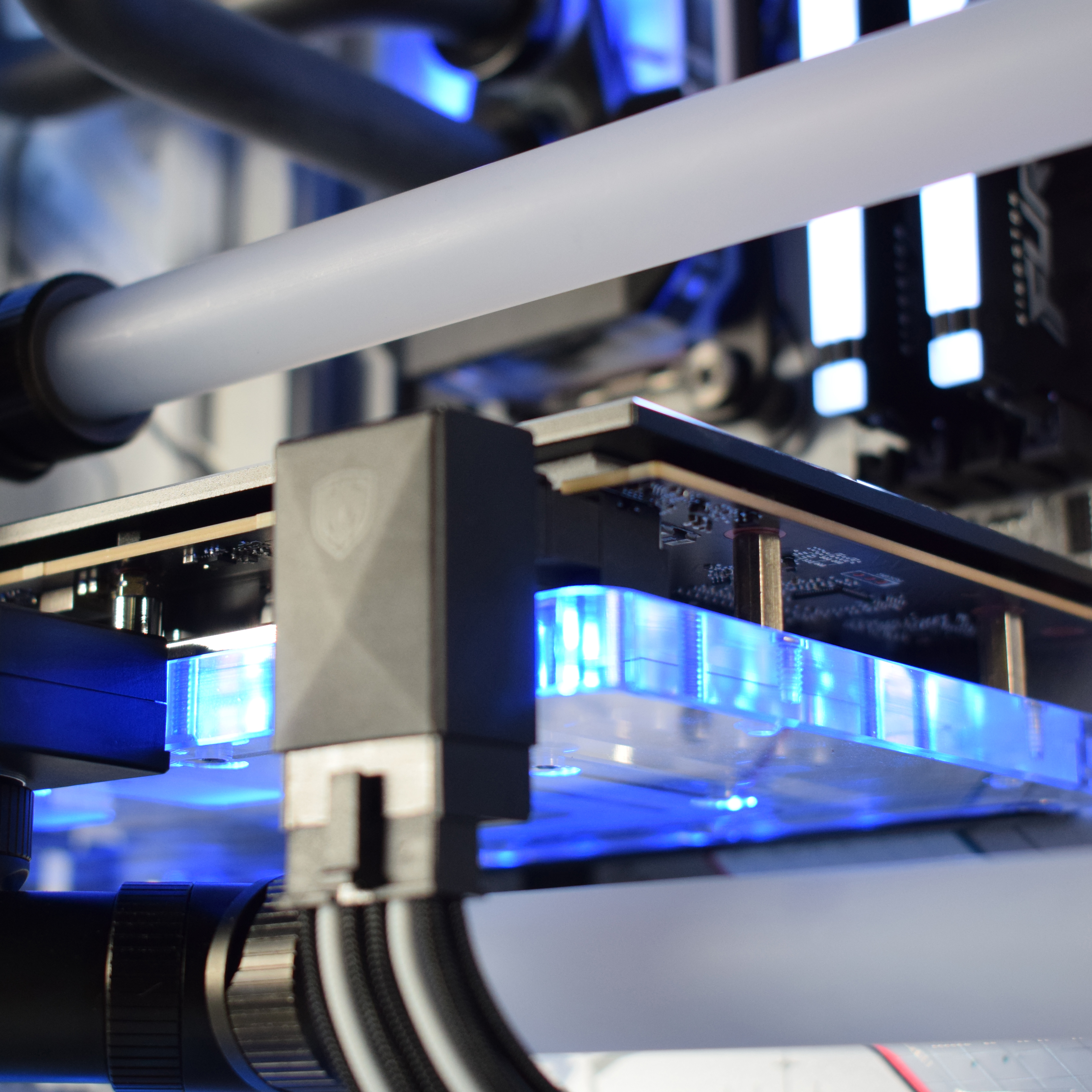 King Mod Systems - Computador King Mod Liquid-PC Ryzen 7 9800X3D 32GB DDR5 2TB RTX 5080 WiFi W11