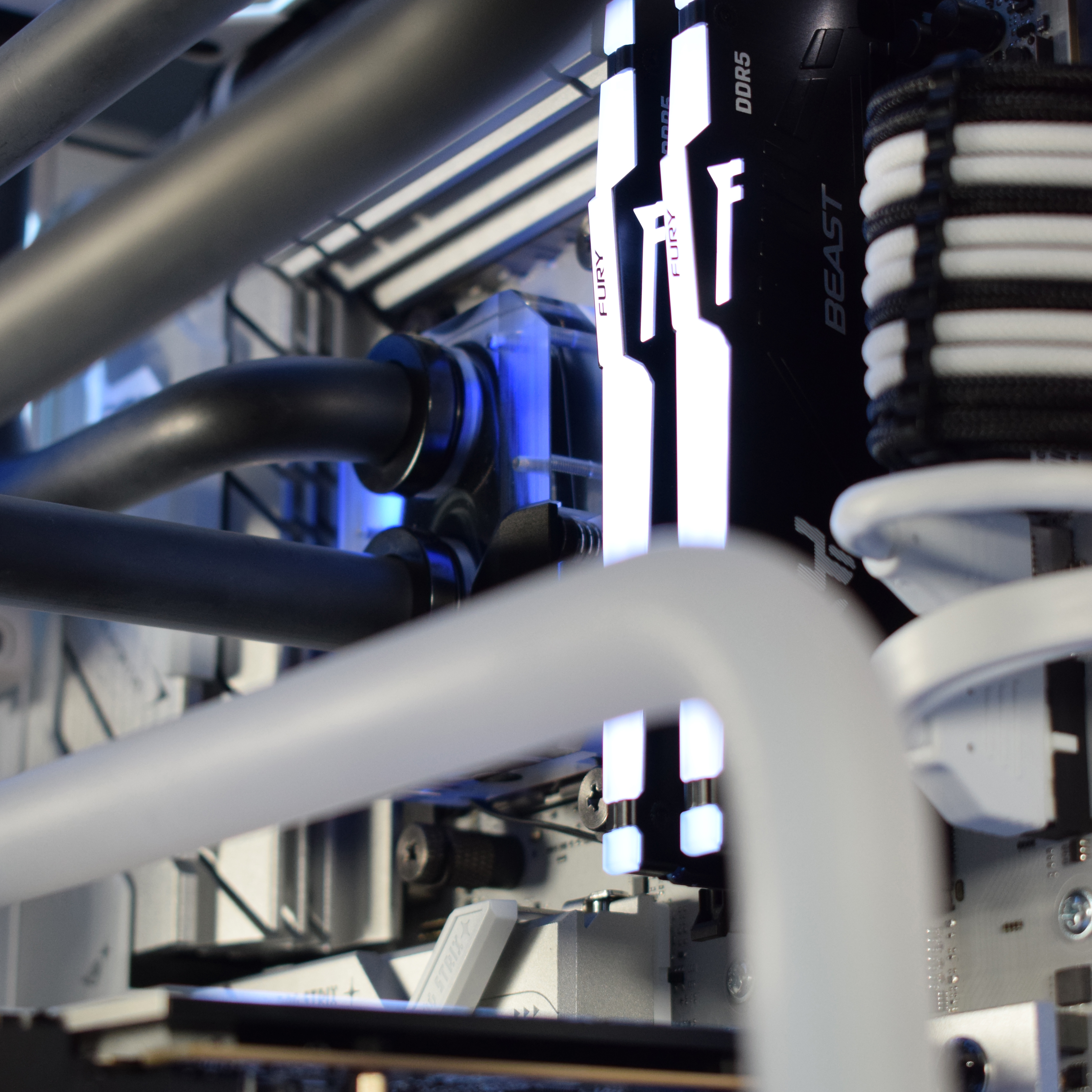 King Mod Systems - Computador King Mod Liquid-PC Ryzen 7 9800X3D 32GB DDR5 2TB RTX 5080 WiFi W11