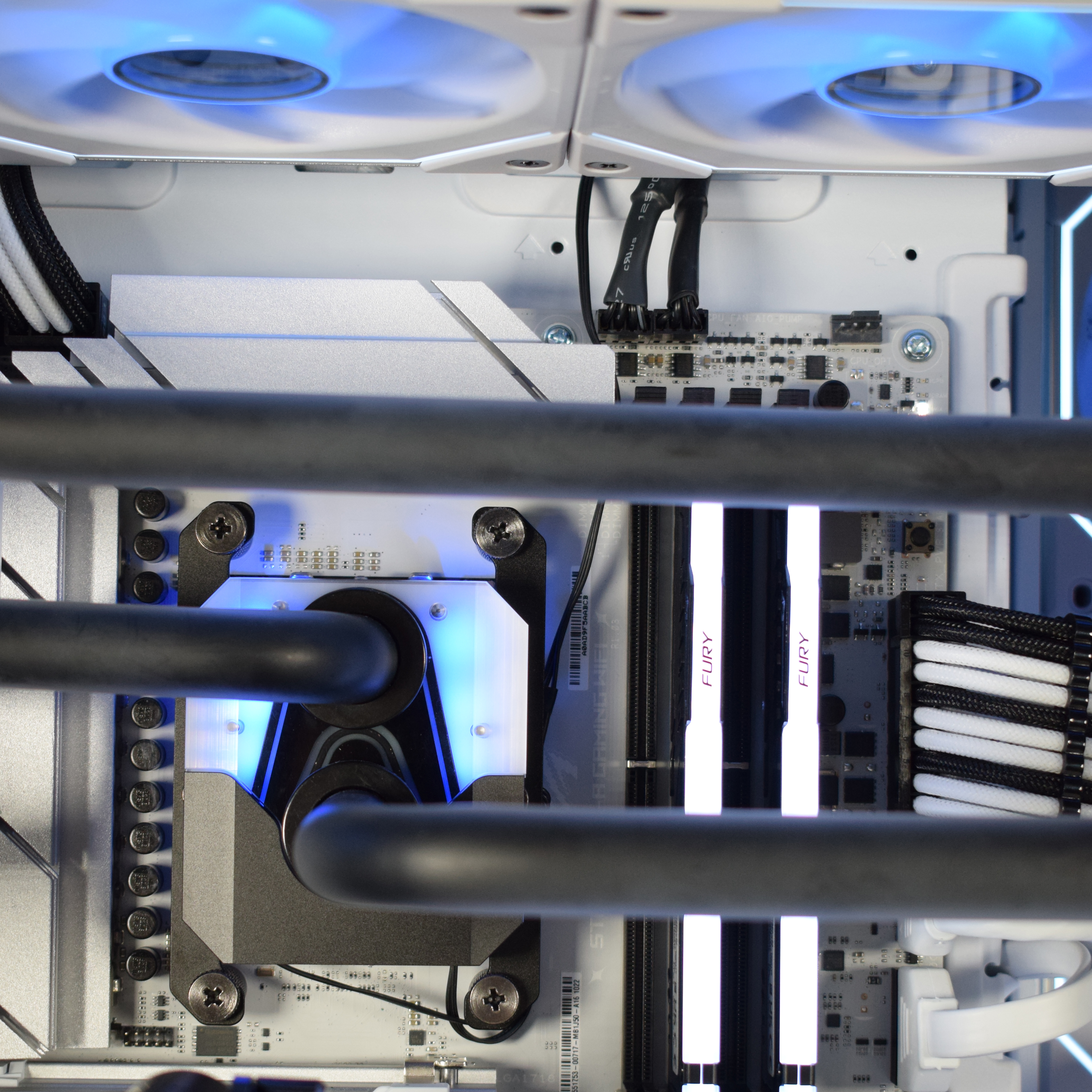 King Mod Systems - Computador King Mod Liquid-PC Ryzen 7 9800X3D 32GB DDR5 2TB RTX 5080 WiFi W11