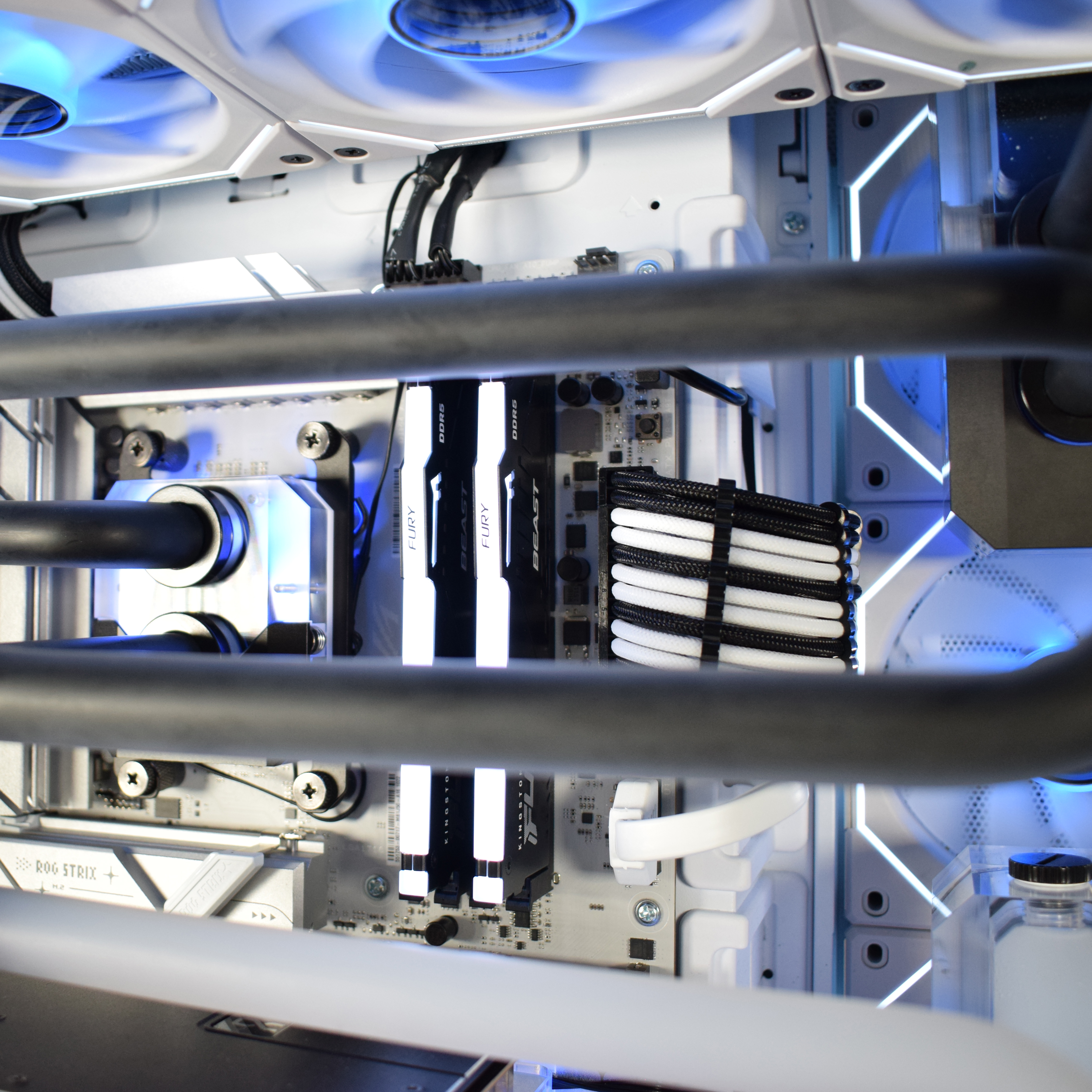 King Mod Systems - Computador King Mod Liquid-PC Ryzen 7 9800X3D 32GB DDR5 2TB RTX 5080 WiFi W11