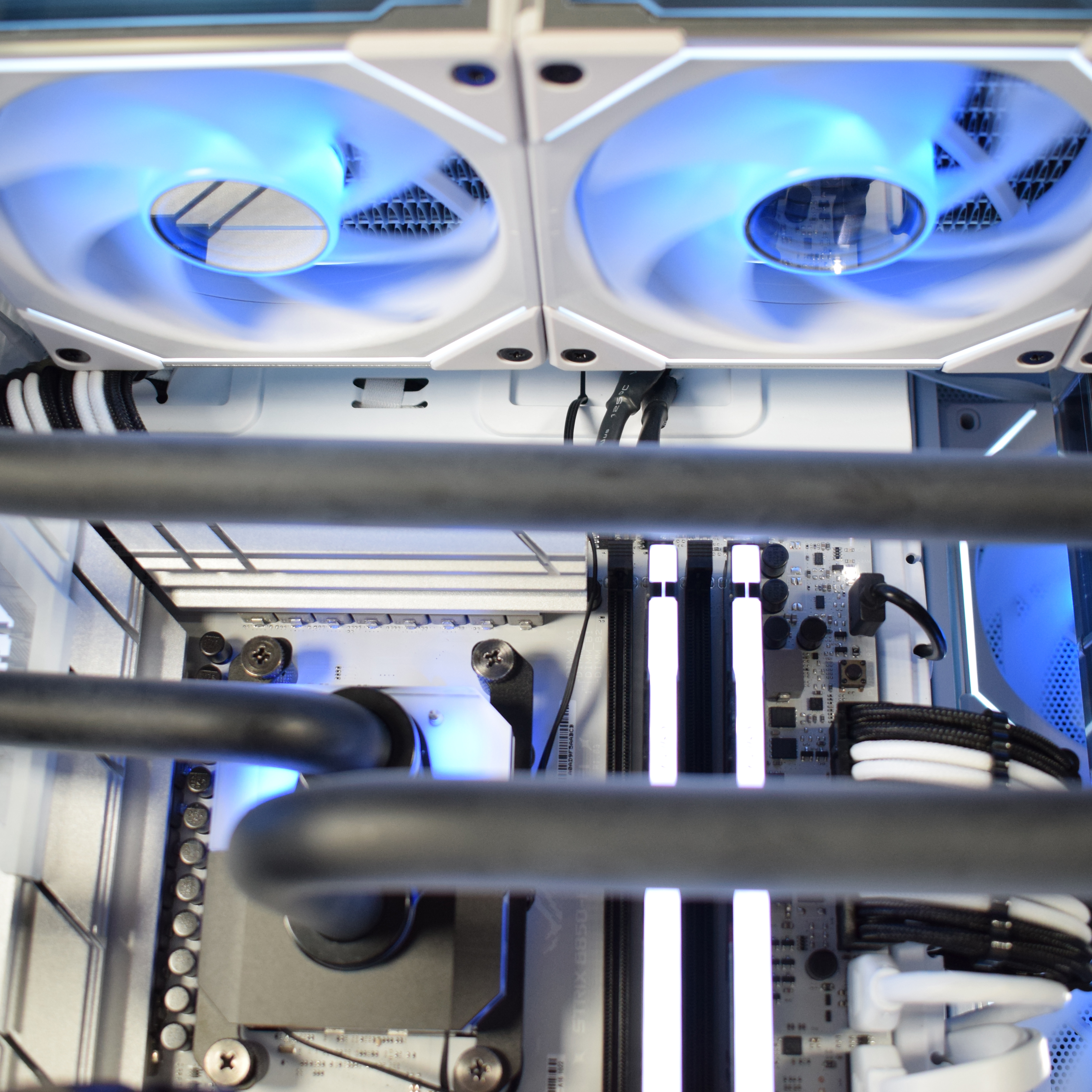 King Mod Systems - Computador King Mod Liquid-PC Ryzen 7 9800X3D 32GB DDR5 2TB RTX 5080 WiFi W11