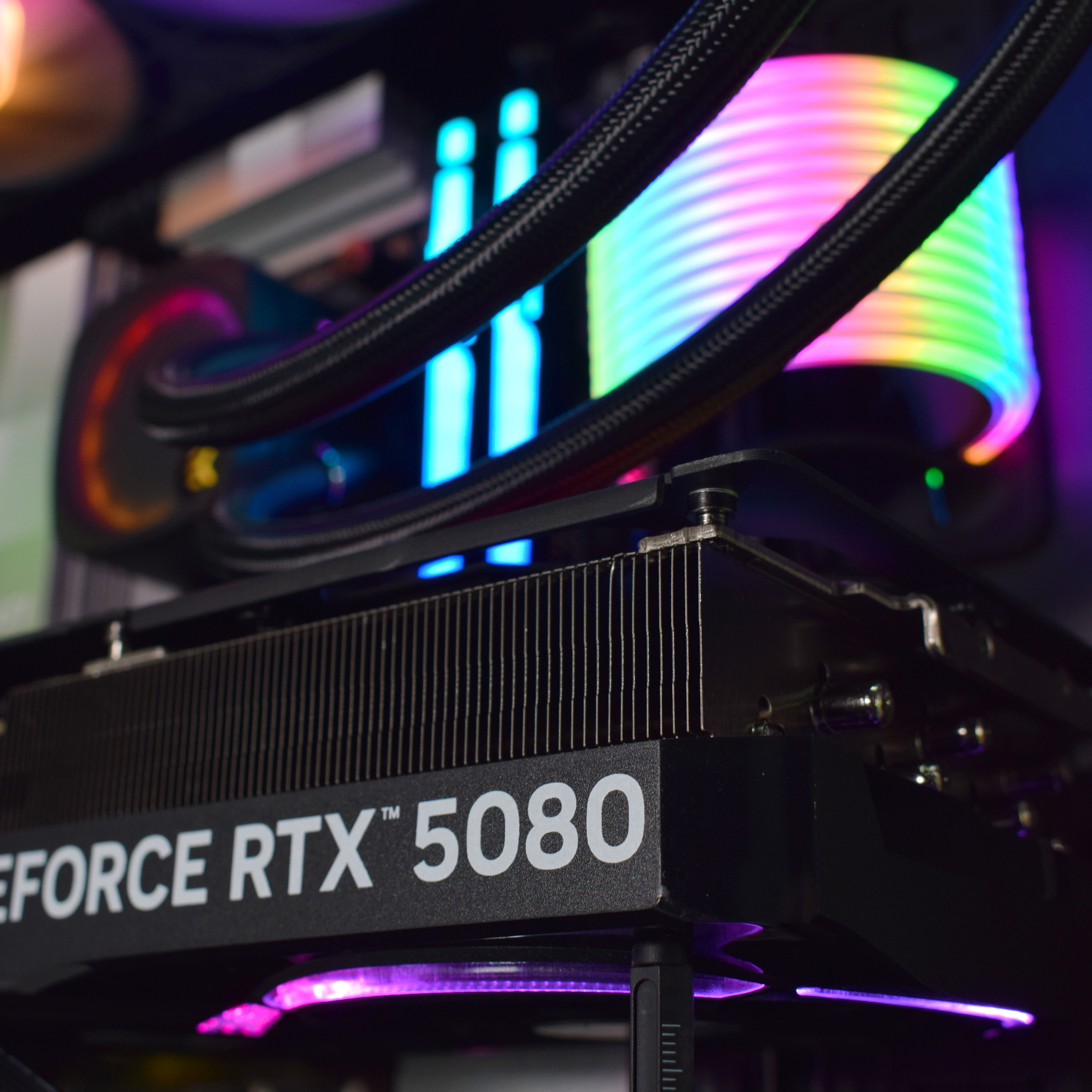 King Mod Systems - Computador King Mod Limited-PC Ryzen 7 9800X3D 64GB DDR5 2TB RTX 5080 WiFi W11