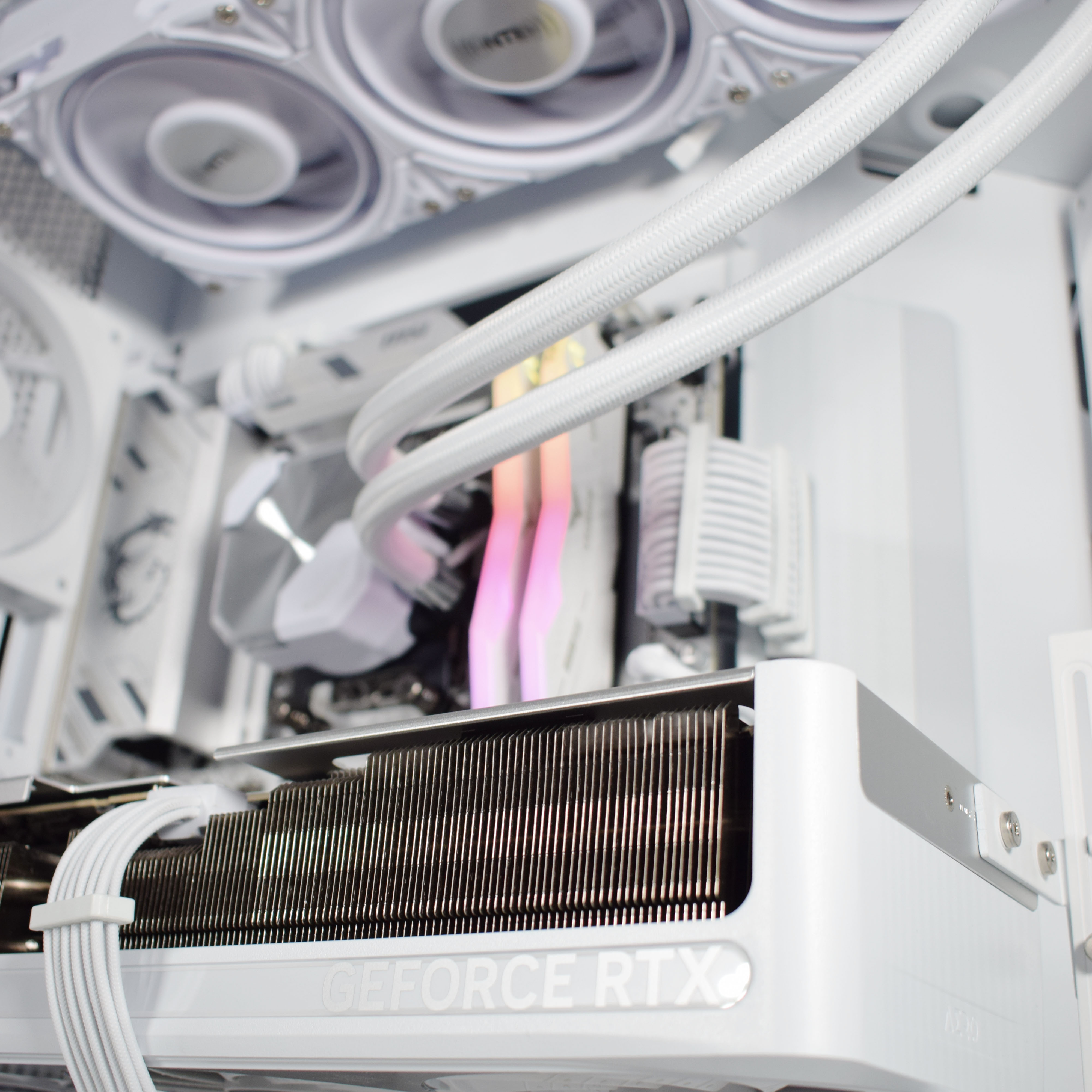 King Mod Systems - Computador King Mod Limited-PC Ryzen 7 9800X3D 32GB DDR5 1TB RTX 5070 Ti WiFi W11