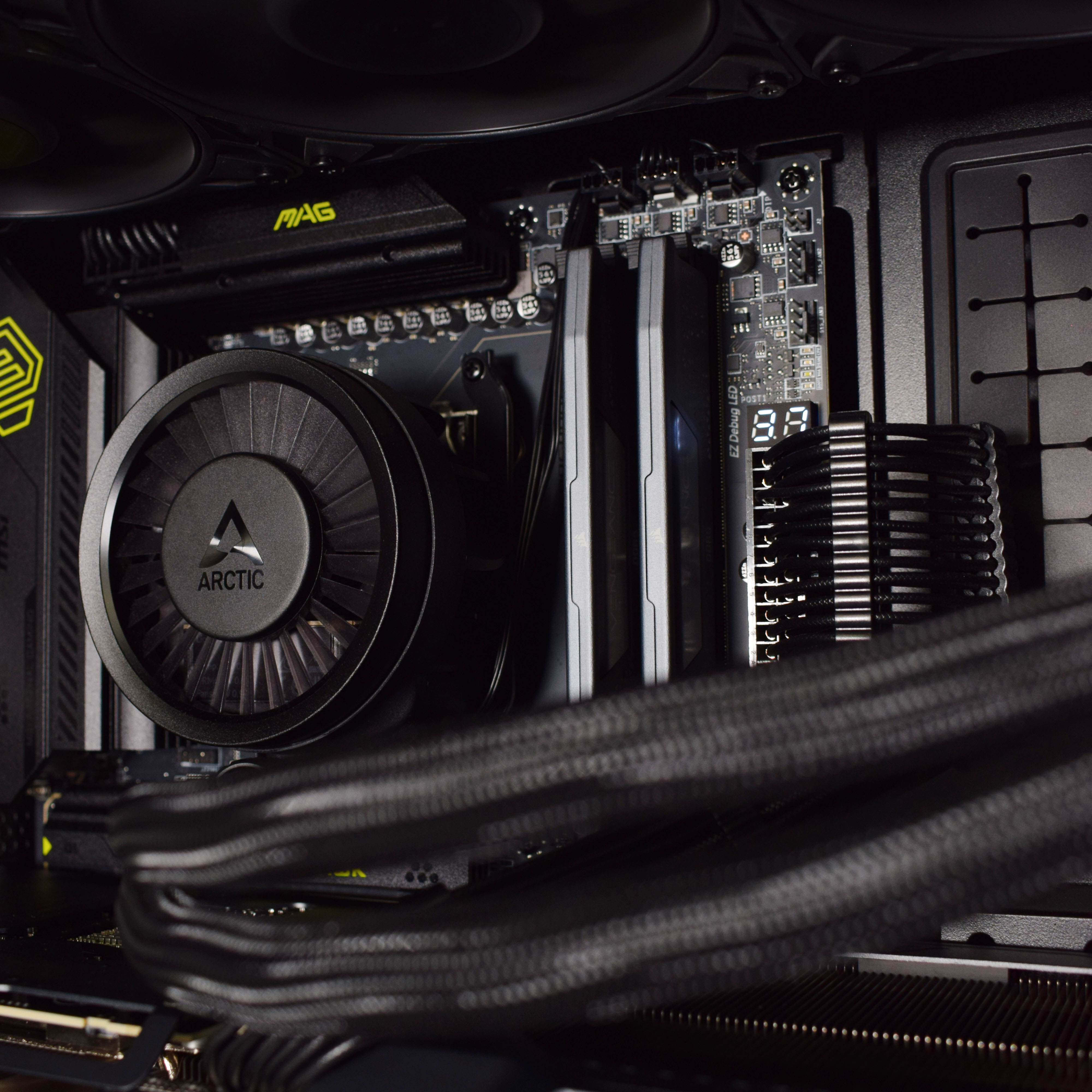 King Mod Systems - Computador King Mod Limited-PC Ryzen 7 9800X3D 32GB DDR5 2TB RTX 5070 Ti WiFi W11
