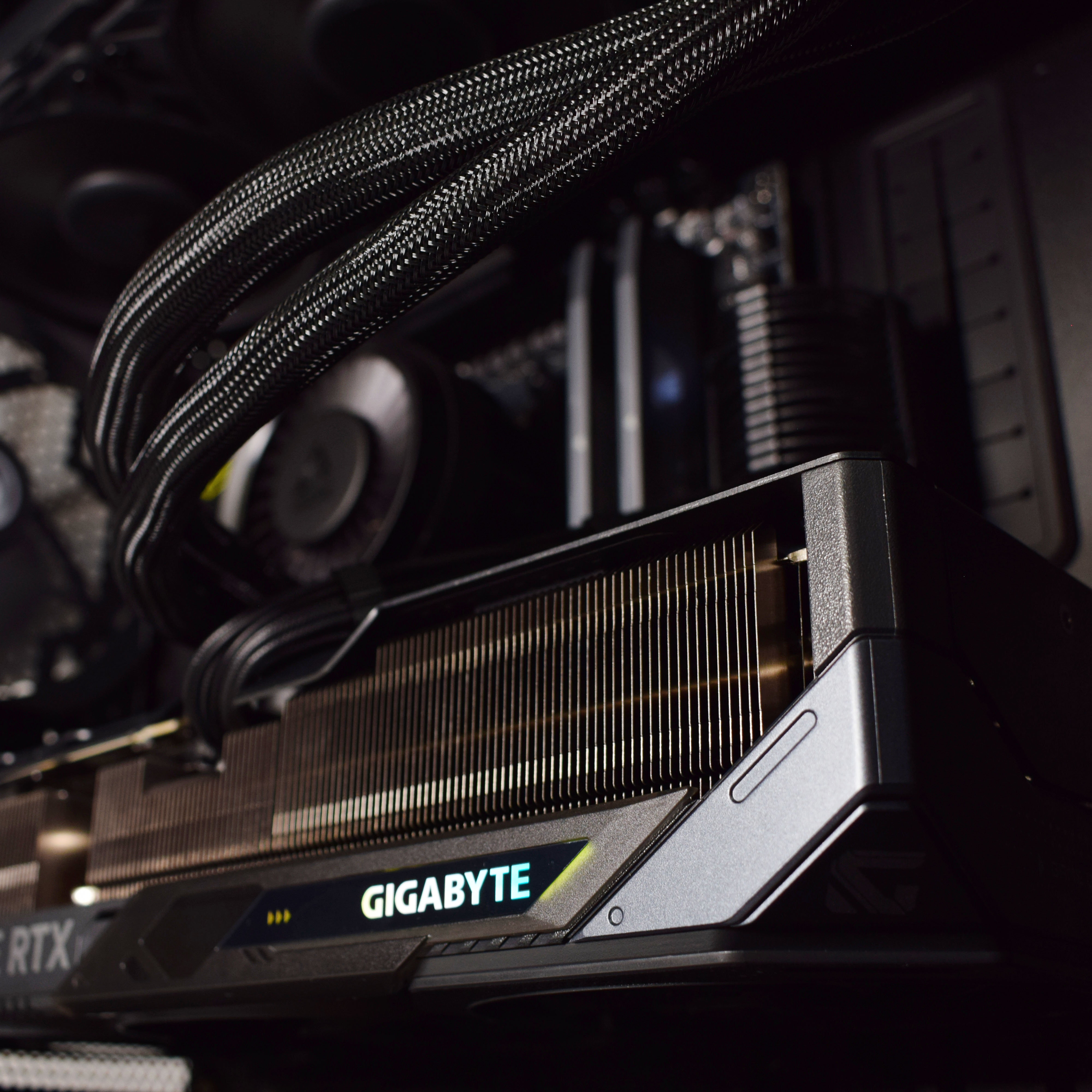 King Mod Systems - Computador King Mod Limited-PC Ryzen 7 9800X3D 32GB DDR5 2TB RTX 5070 Ti WiFi W11