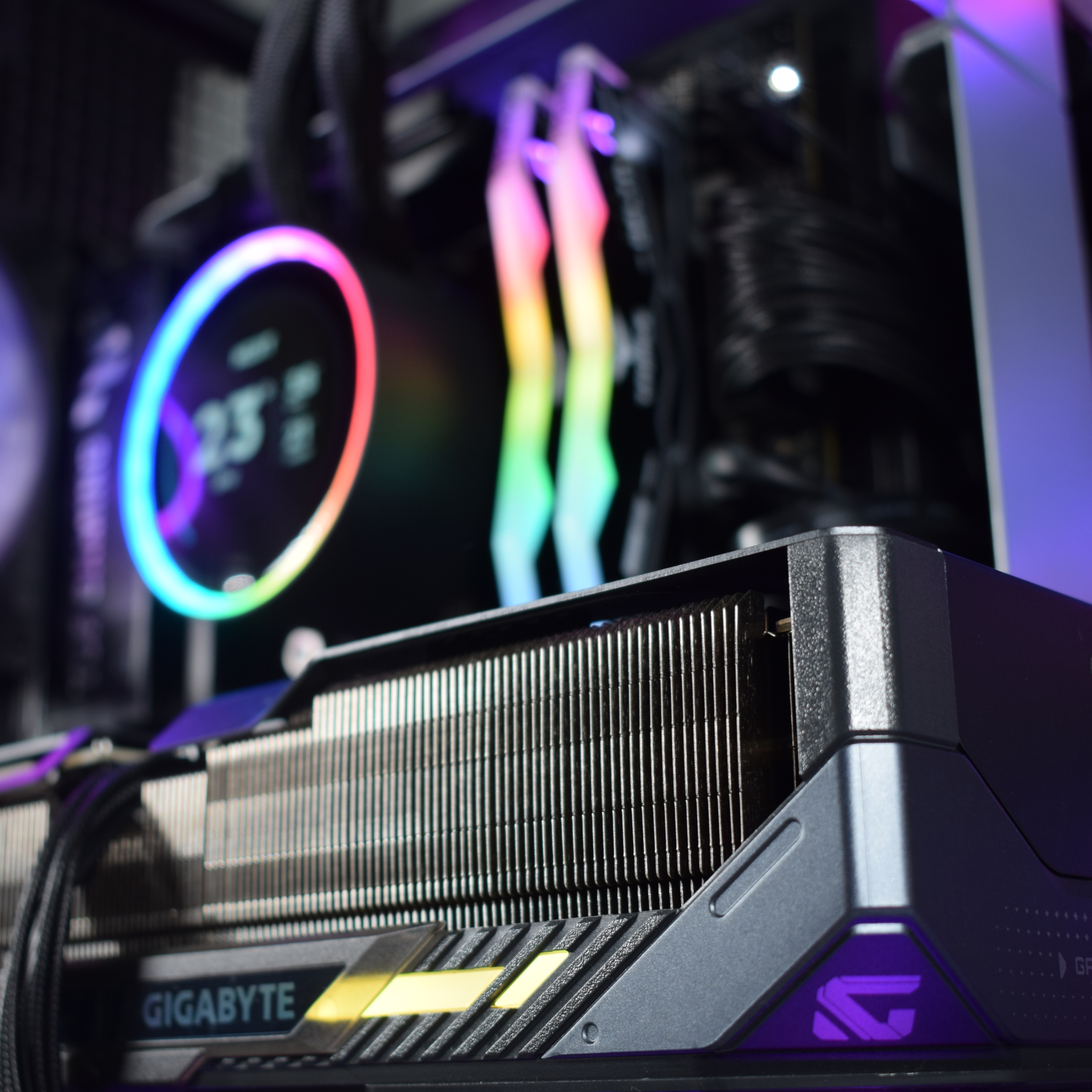 King Mod Systems - Computador King Mod Limited-PC Ryzen 7 9800X3D 32GB DDR5 2TB RTX 5070 Ti WiFi W11