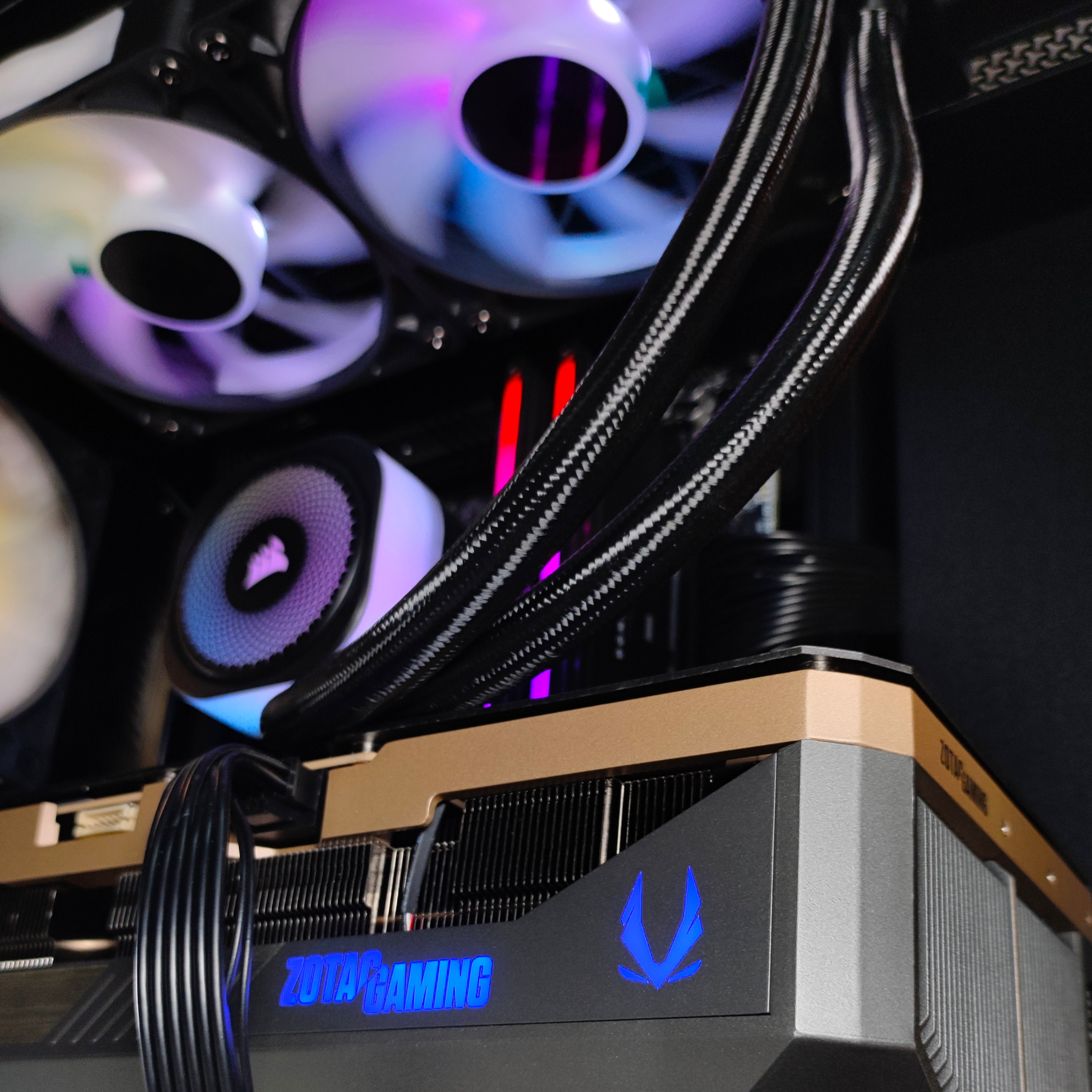 King Mod Systems - Computador King Mod Limited-PC Ryzen 7 9800X3D 64GB DDR5 2TB RTX 5080 WiFi W11