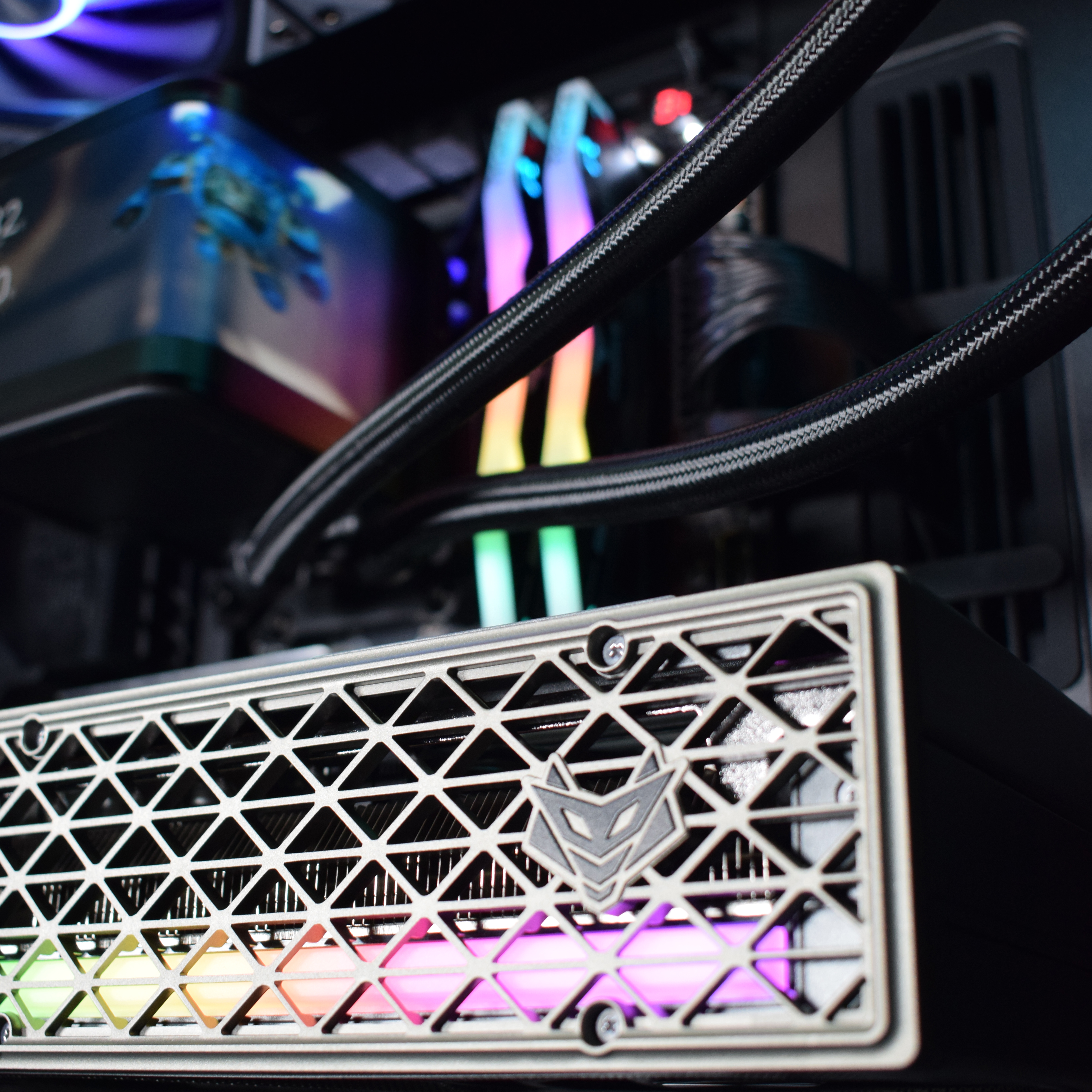 King Mod Systems - Computador King Mod Limited-PC Ryzen 9 9950X3D 32GB DDR5 2TB RX 9070 XT WiFi W11