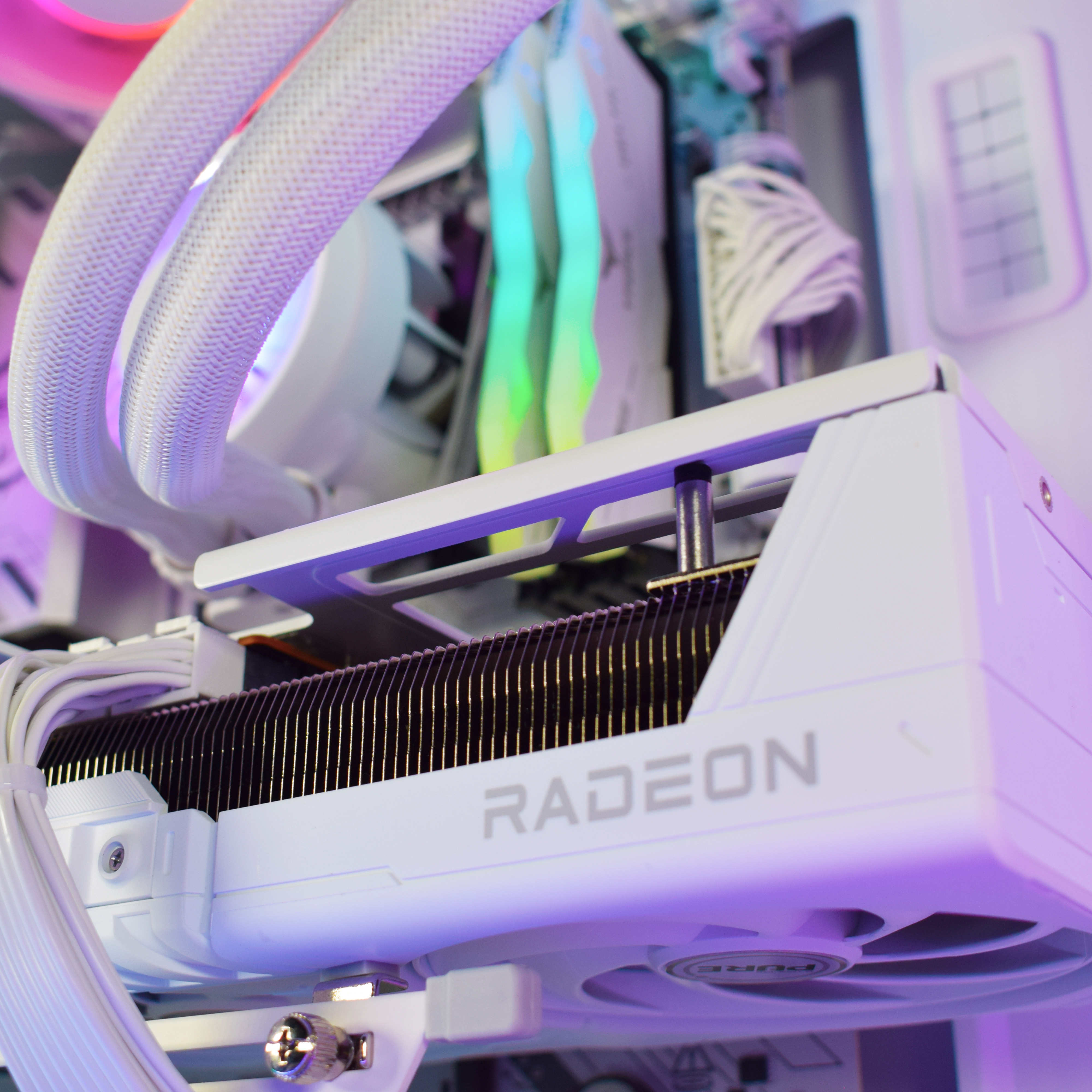 King Mod Systems - Computador King Mod Gamer-PC Ryzen 7 9800X3D 32GB DDR5 2TB RX 9070 XT WiFi W11 V2