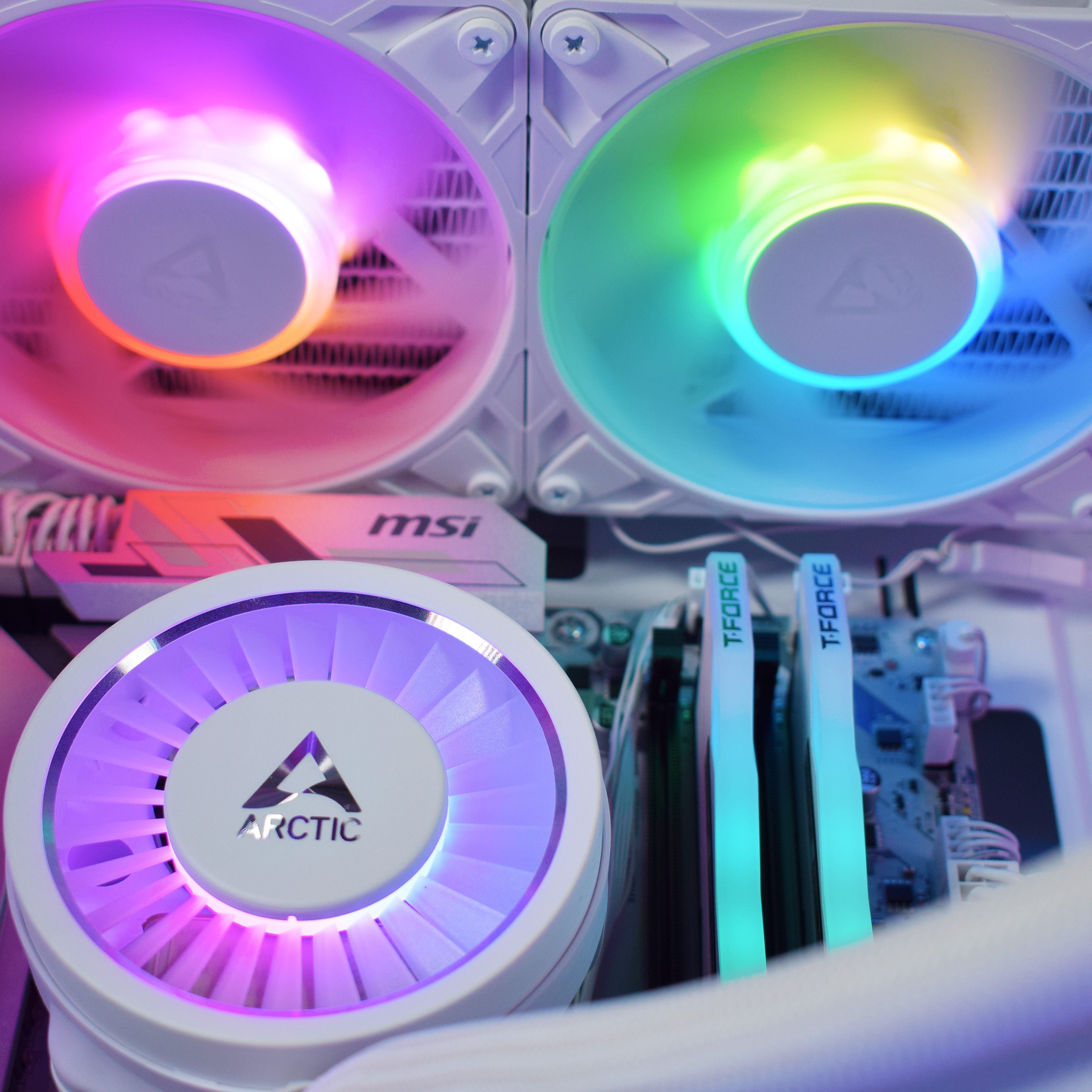 King Mod Systems - Computador King Mod Gamer-PC Ryzen 7 9800X3D 32GB DDR5 2TB RX 9070 XT WiFi W11 V2