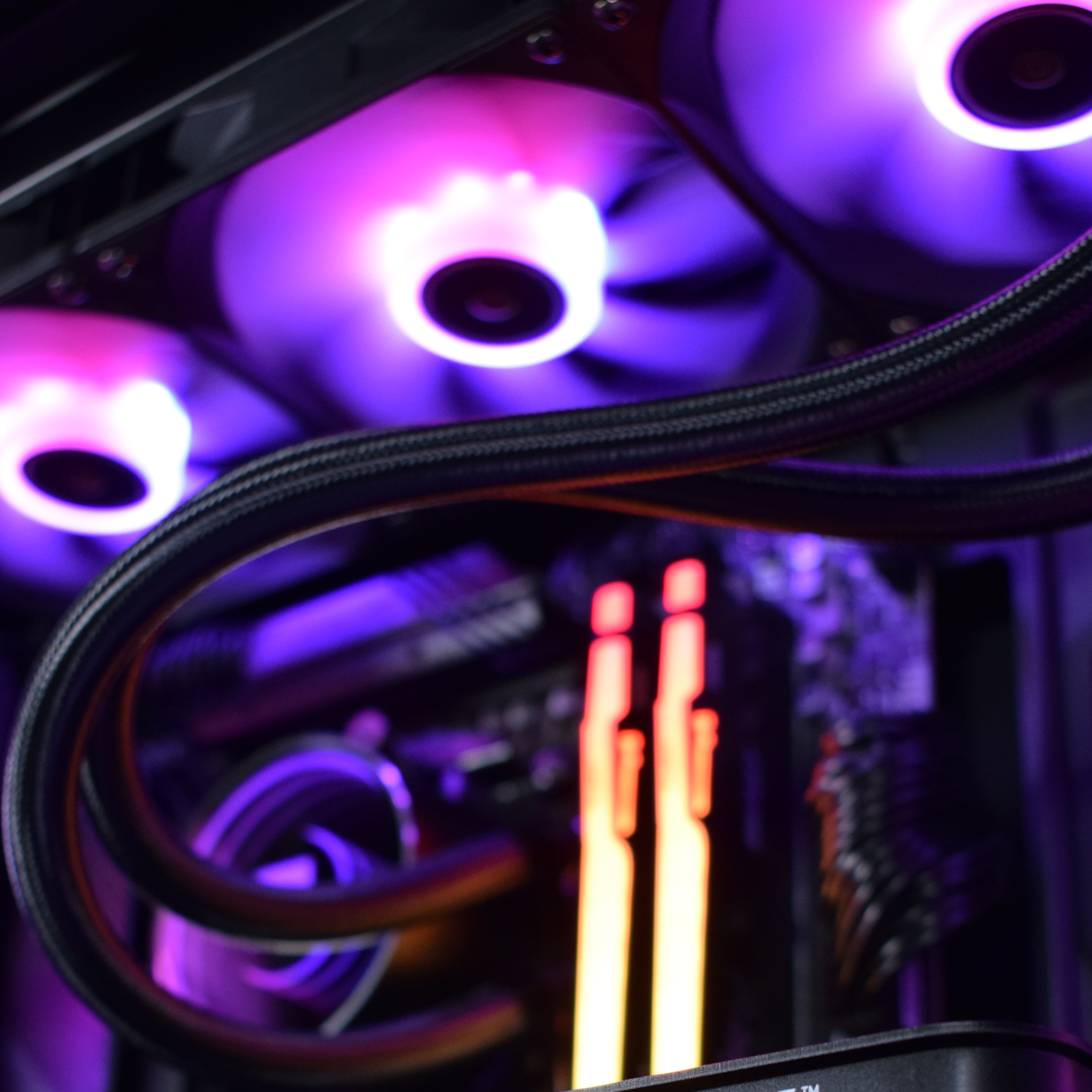 King Mod Systems - Computador King Mod Gamer-PC Ryzen 7 7800X3D 32GB DDR5 2TB RTX 5090 WiFi W11