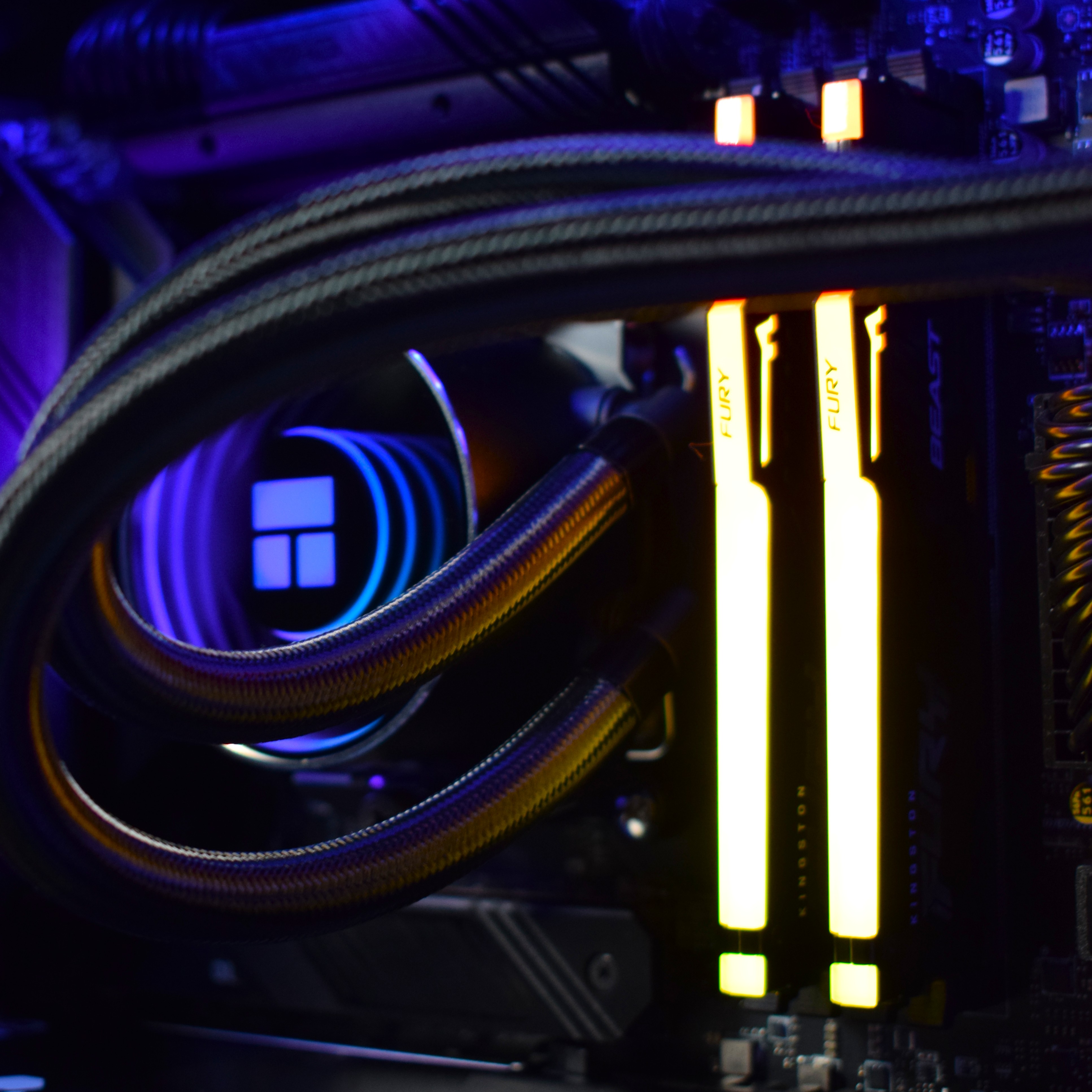 King Mod Systems - Computador King Mod Gamer-PC Ryzen 7 7800X3D 32GB DDR5 2TB RTX 5090 WiFi W11