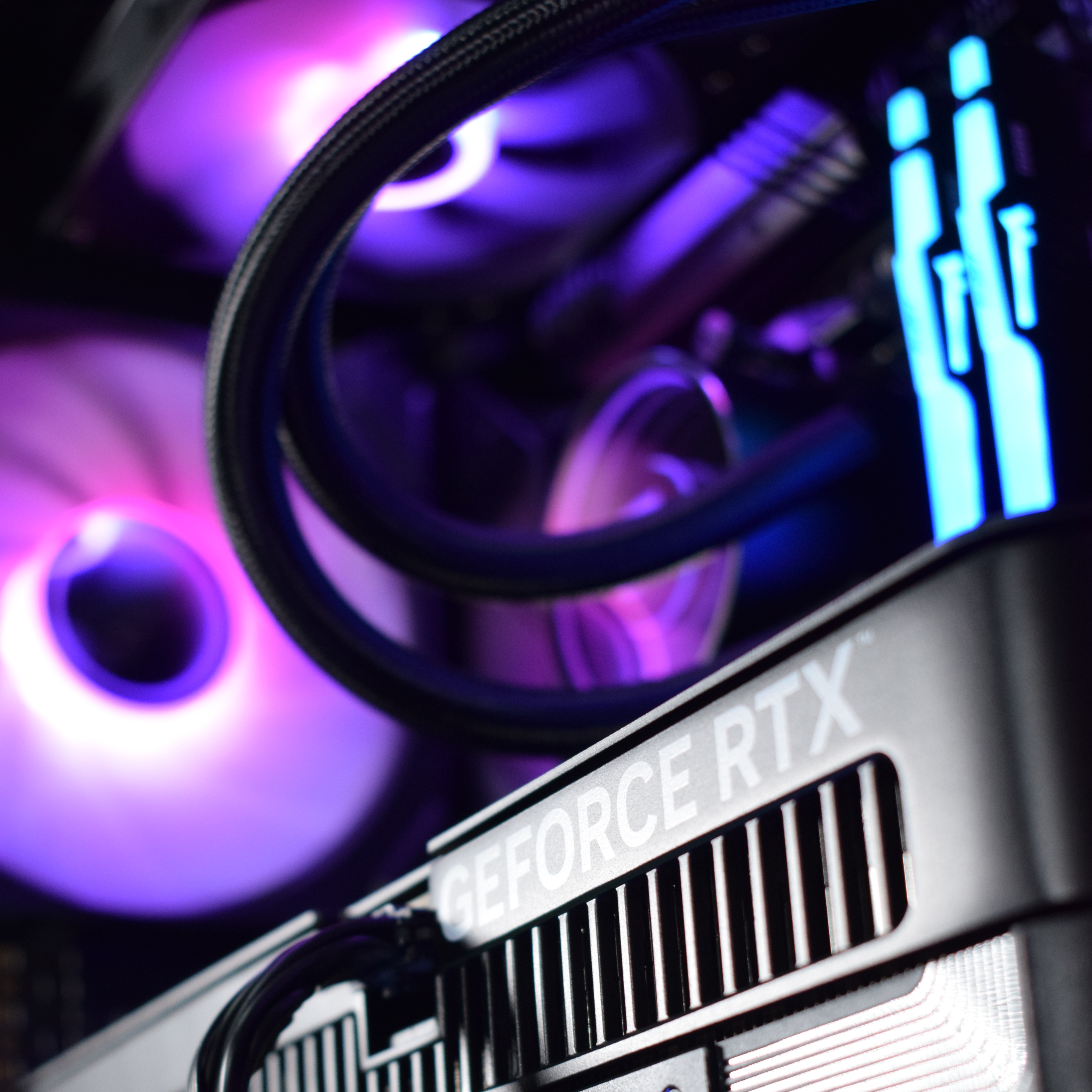 King Mod Systems - Computador King Mod Gamer-PC Ryzen 7 7800X3D 32GB DDR5 2TB RTX 5090 WiFi W11