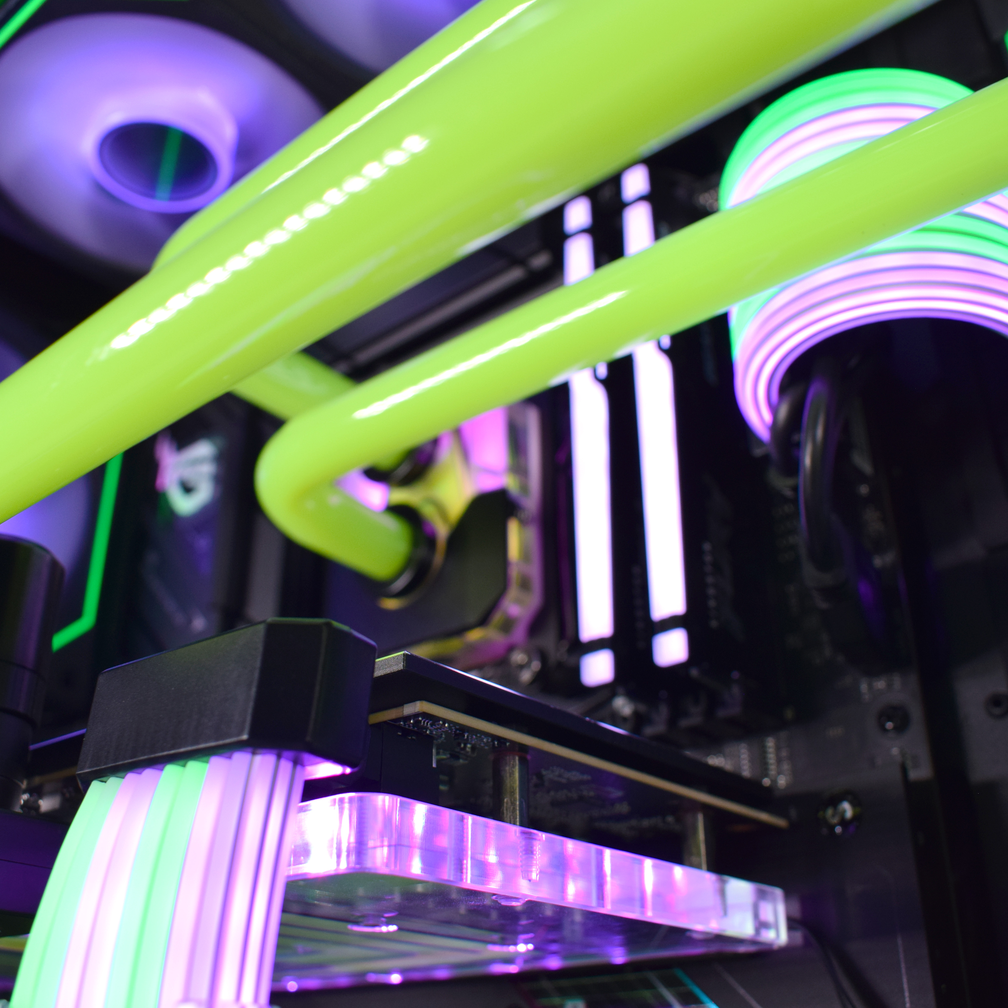 King Mod Systems - Computador King Mod Liquid-PC Ryzen 7 9850X3D 64GB DDR5 2TB RTX 5080 WiFi W11 V3