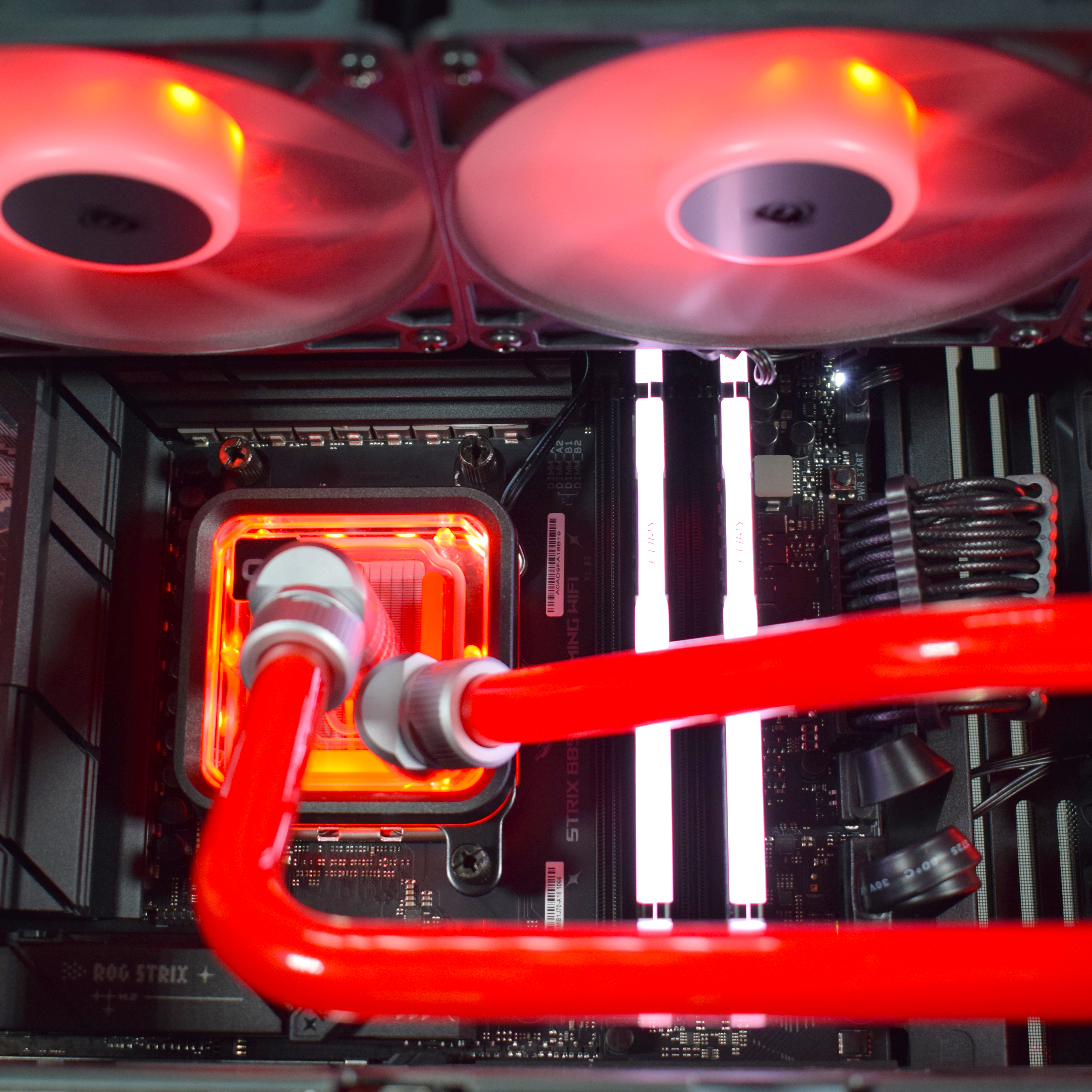 King Mod Systems - Computador King Mod Liquid-PC Ryzen 7 9800X3D 64GB DDR5 2TB RTX 5090 WiFi W11