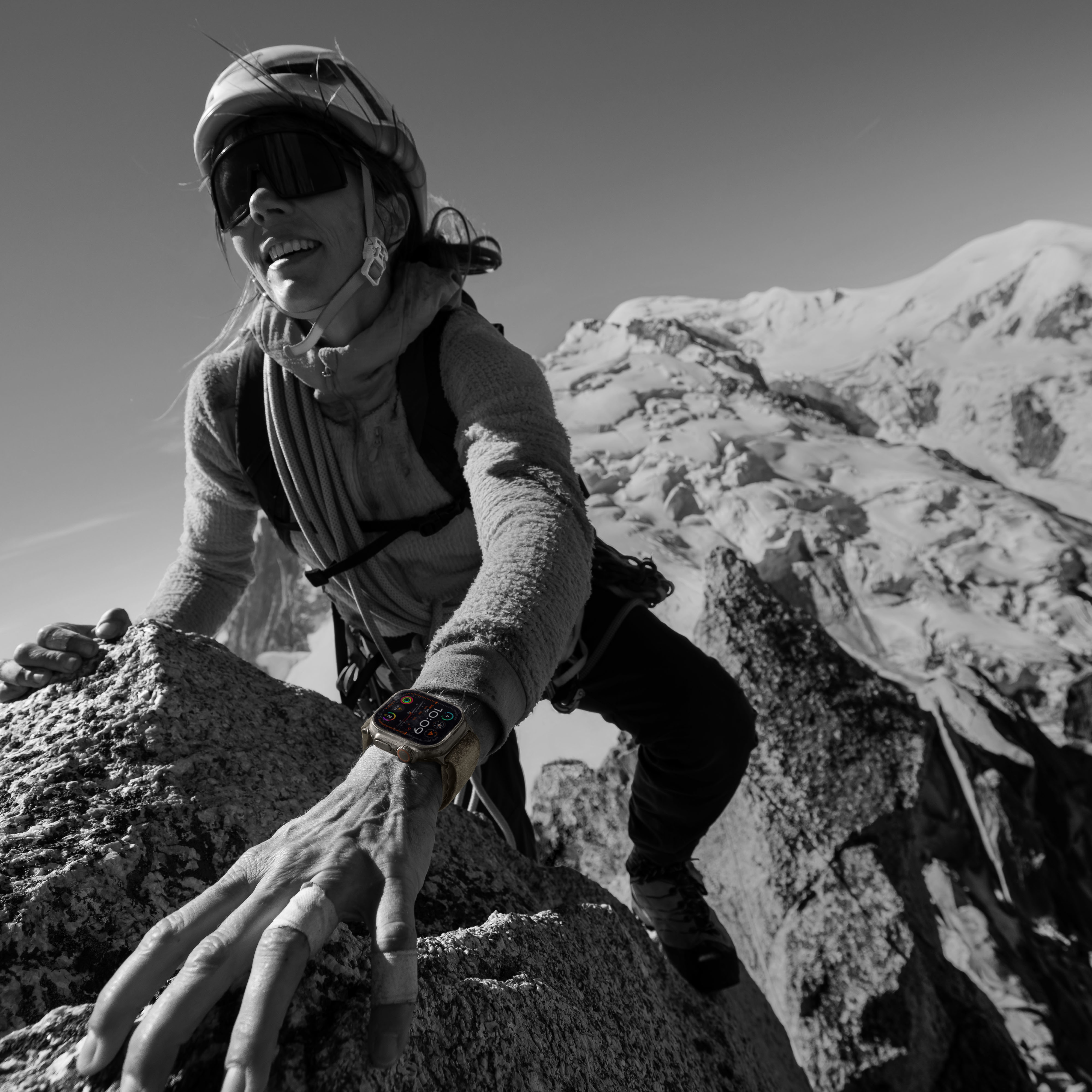 Apple - Smartwatch Apple Watch Ultra 2 GPS + Cellular 49mm Titanium Case com Green/Grey Trail Loop  (S/M)