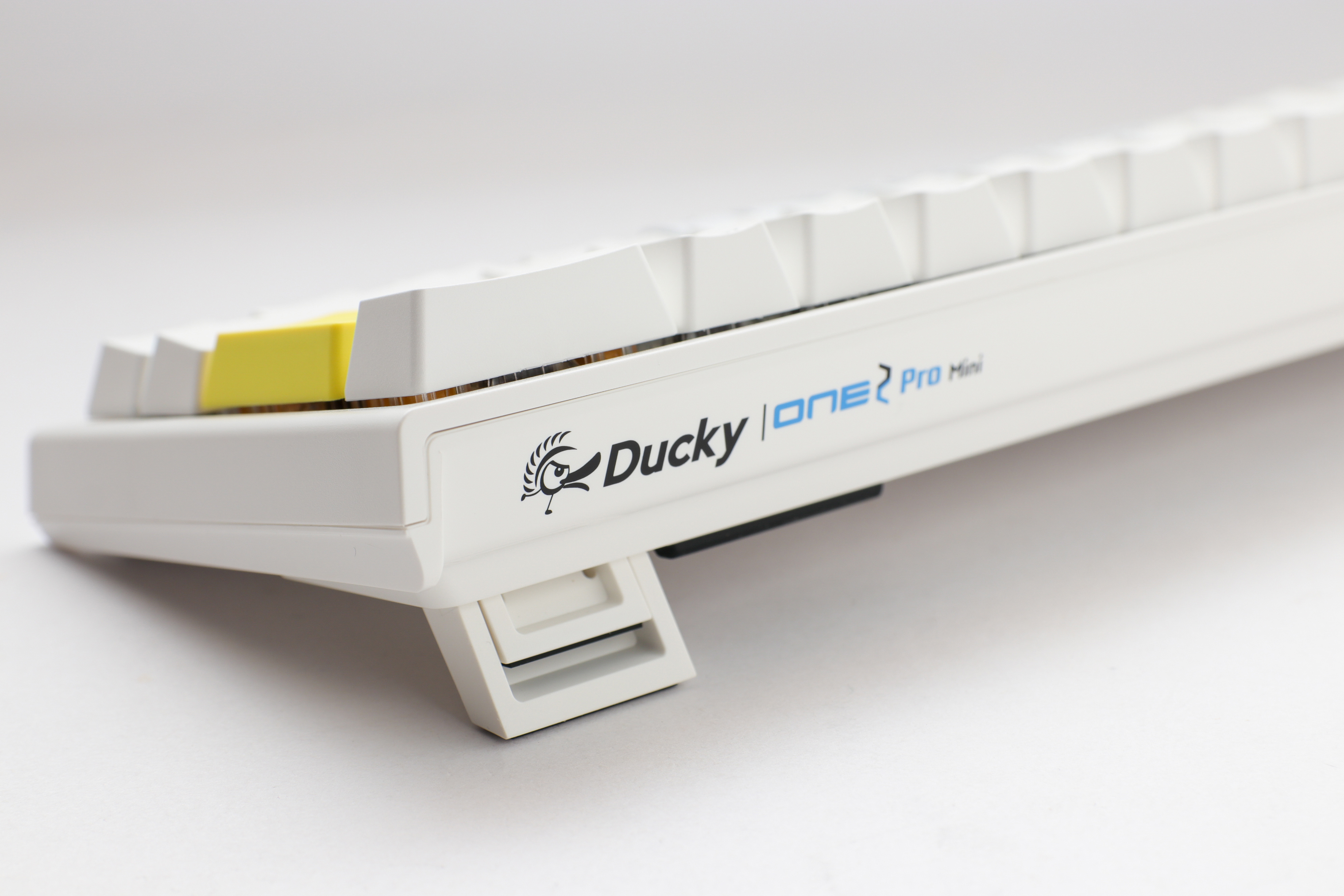 Ducky - Teclado Ducky ONE 2 PRO Classic Mini 60% Pure White, Gateron Yellow, RGB, PBT - Mecânico (ES)