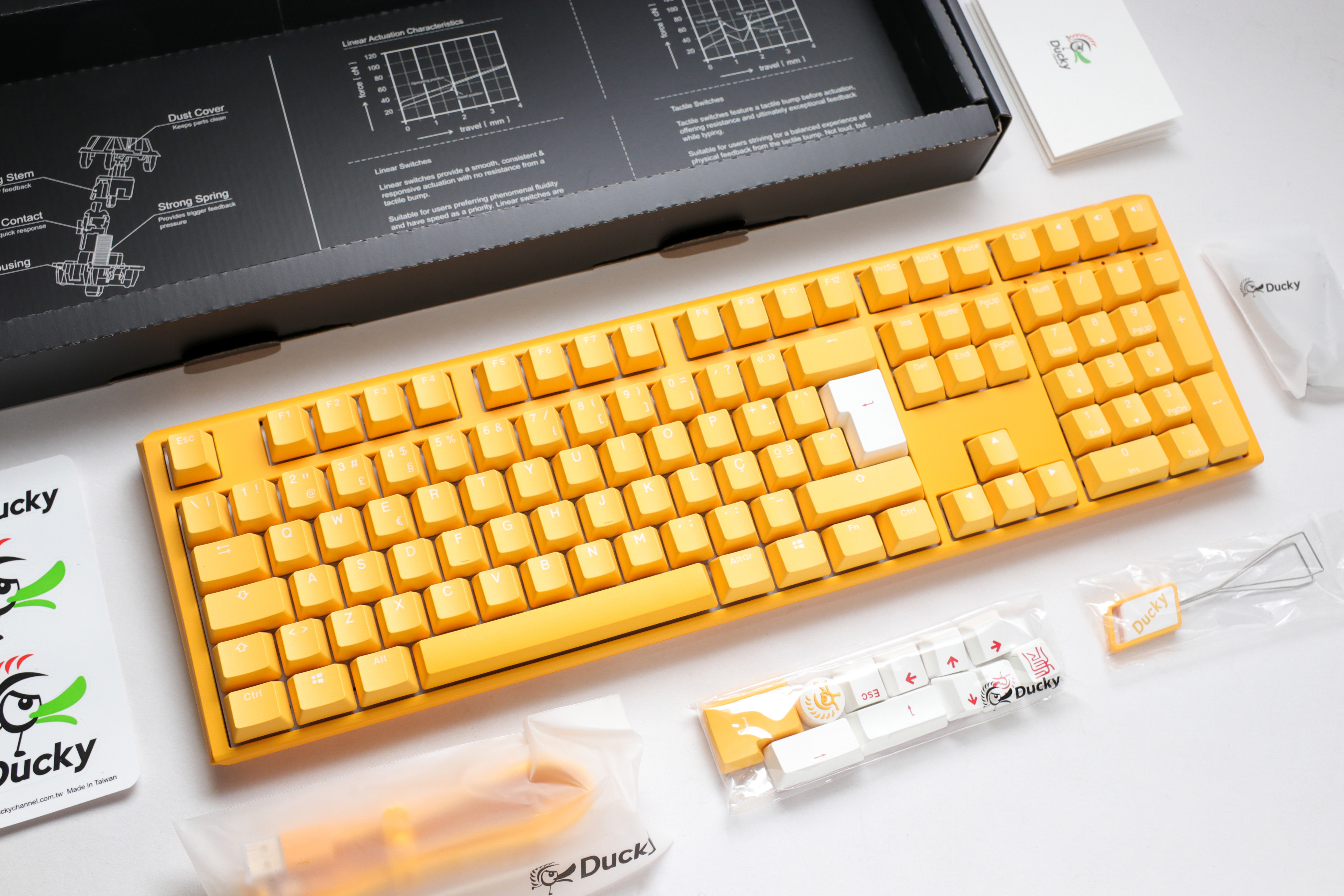 Ducky - Teclado Ducky One 3 Yellow Ducky Full-Size, Hot-swappable, MX-Red, RGB, PBT - Mecânico (DE)