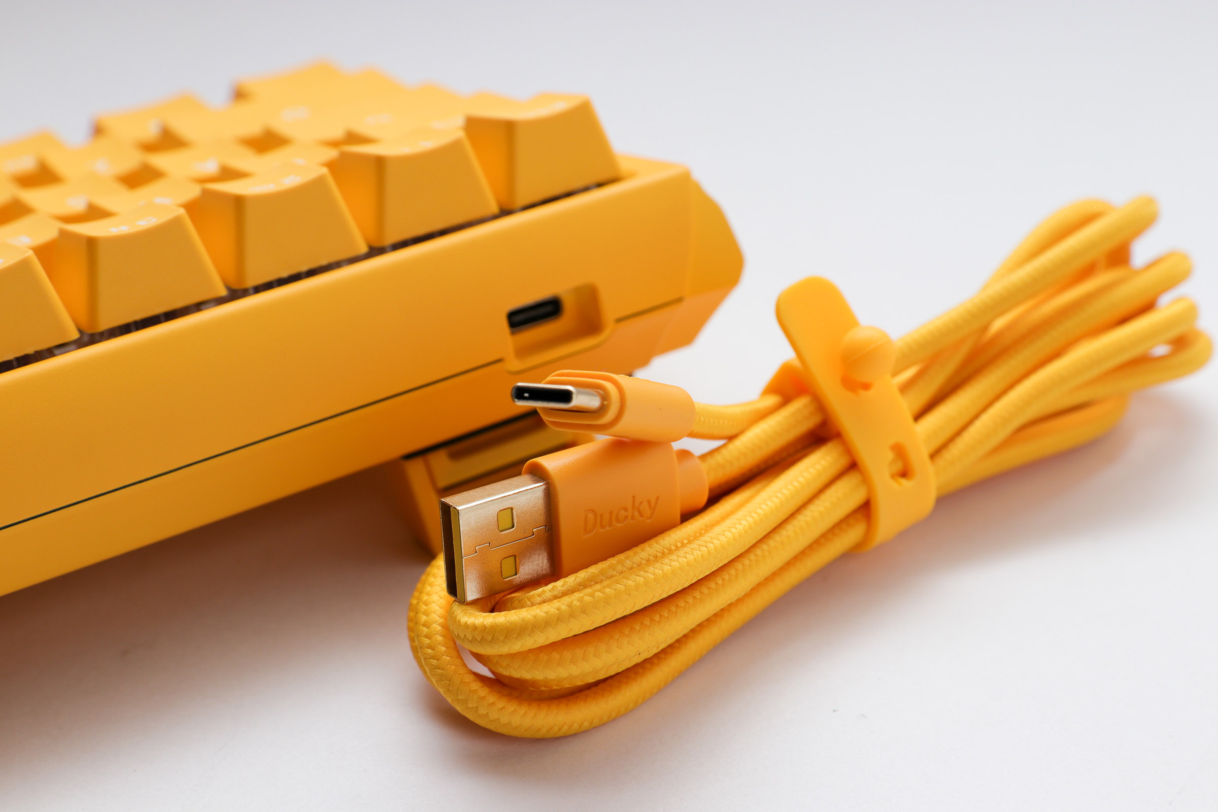 Ducky - Teclado Ducky One 3 Yellow Ducky Mini 60%, Hot-swappable, MX-Brown, RGB, PBT - Mecânico (DE)