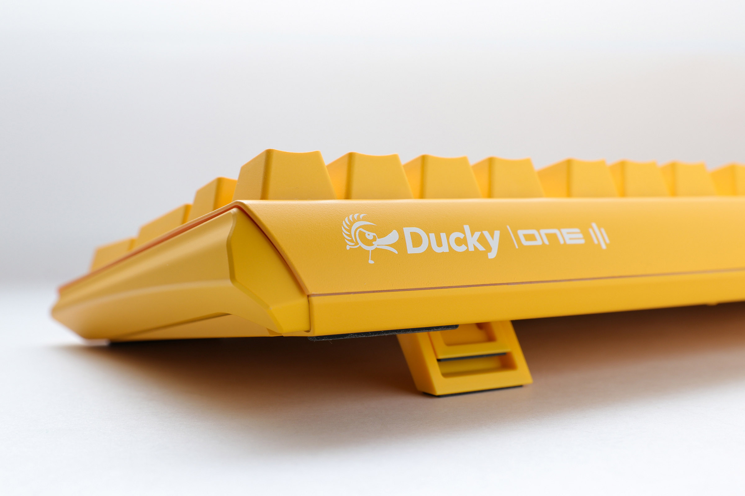 Ducky - Teclado Ducky ONE 3 Yellow Ducky Full-Size, Hot-swappable, MX-Brown, RGB, PBT - Mecânico (PT)