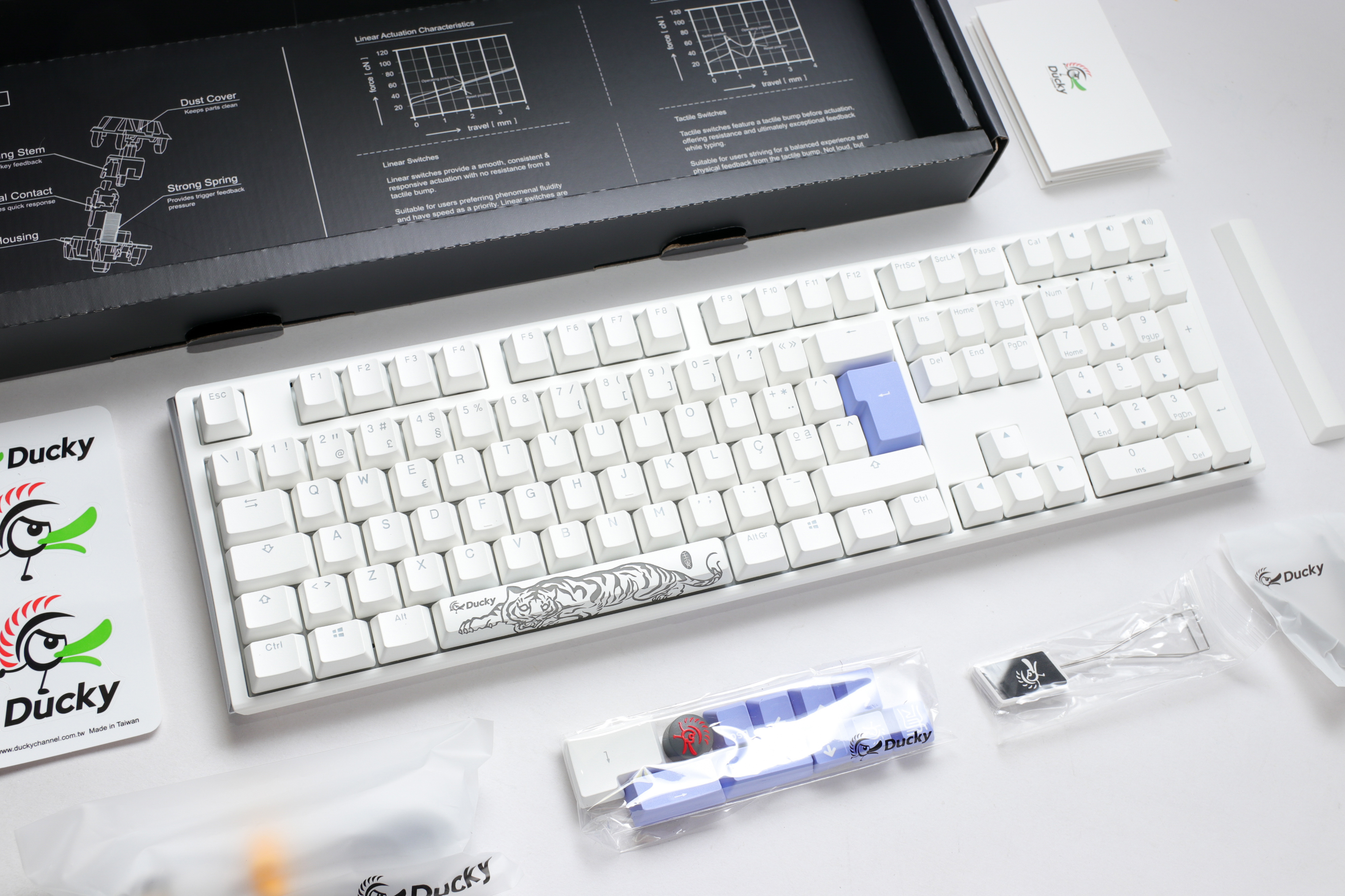 Ducky - Teclado Ducky ONE 3 Classic Full-Size Pure White, Hot-swappable, MX-Silver, RGB, PBT - Mecânico (PT)