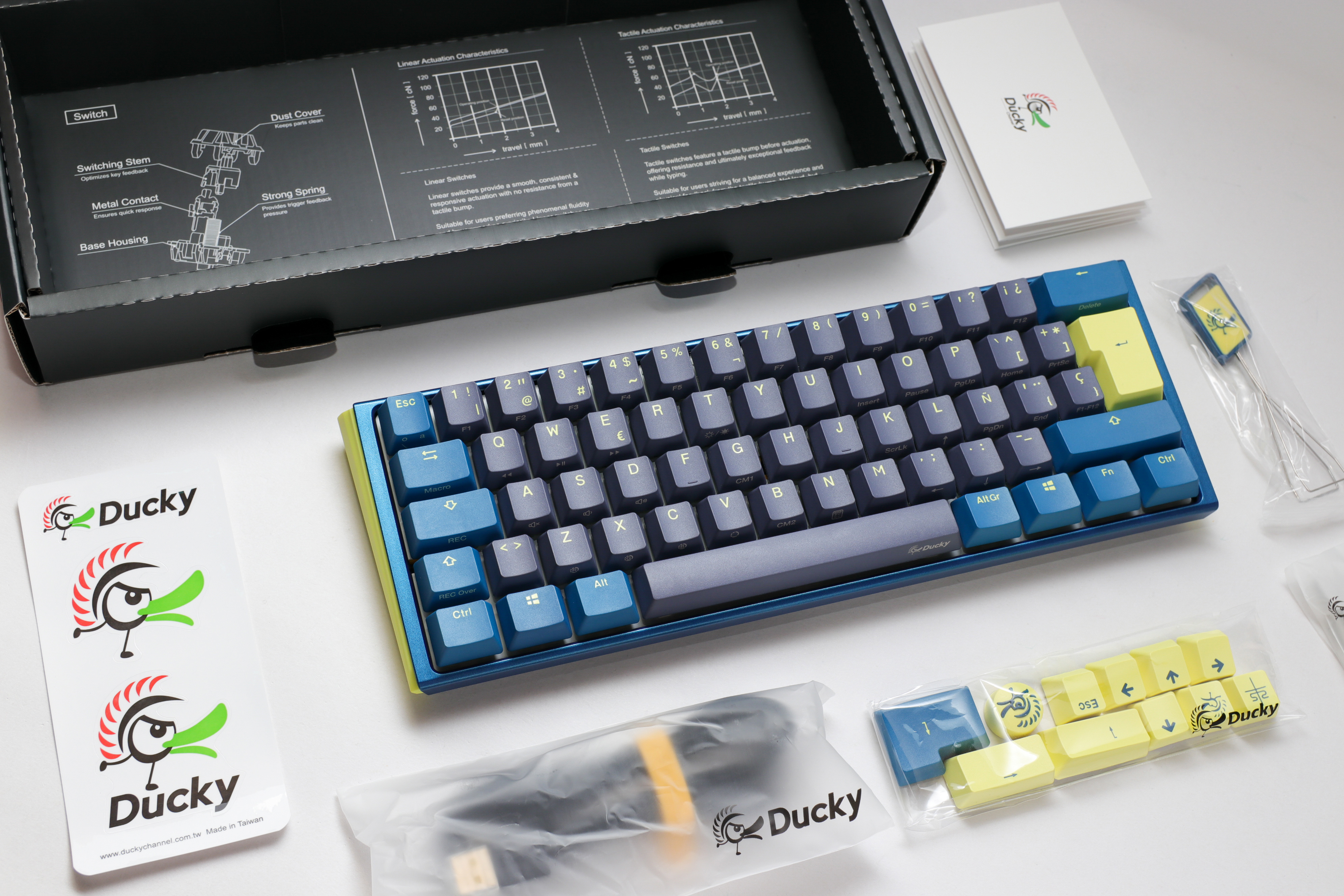 Ducky - Teclado Ducky One 3 Daybreak Mini 60%, Hot-swappable, MX-Blue, RGB, PBT - Mecânico (ES)