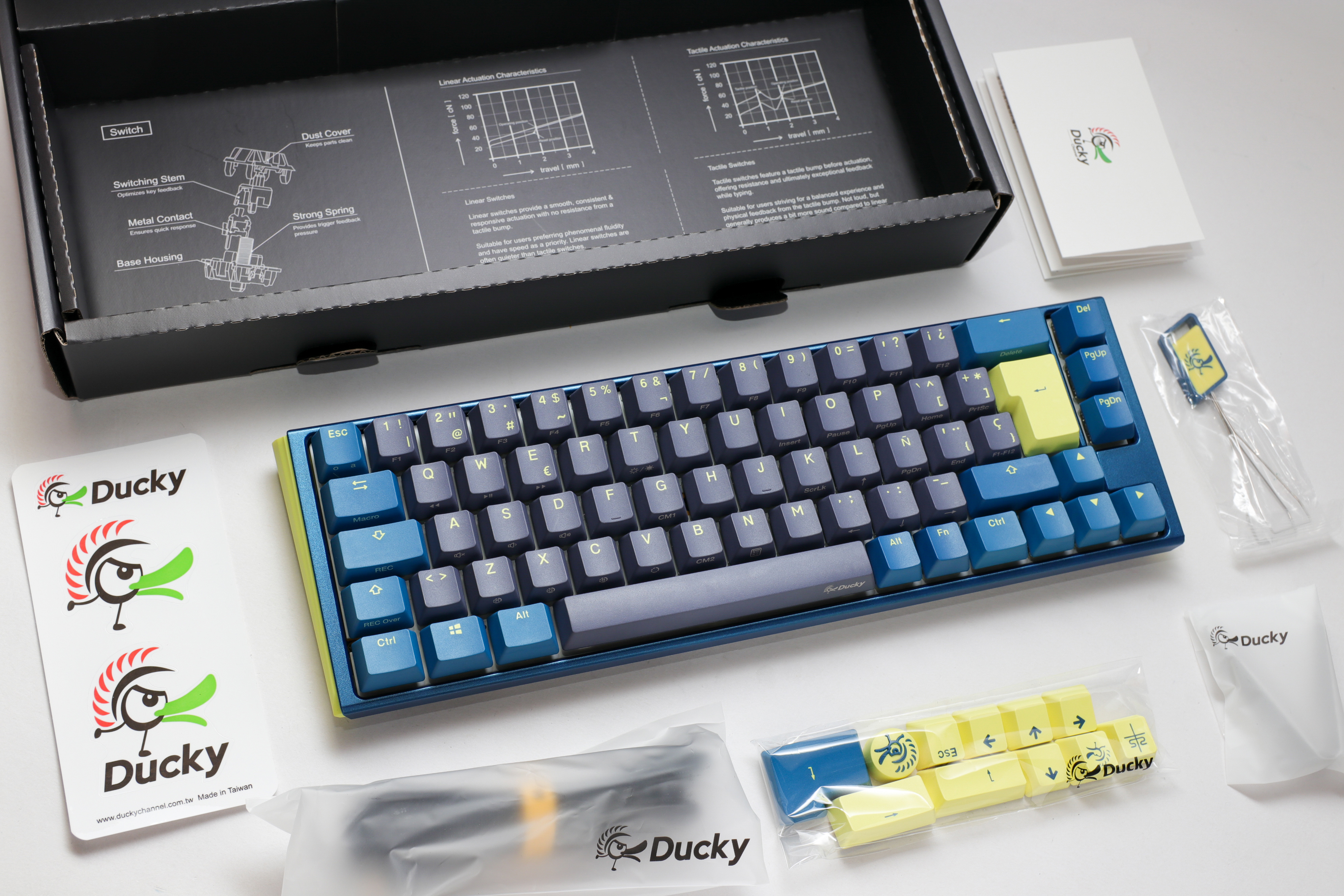Ducky - Teclado Ducky One 3 Daybreak SF 65%, Hot-swappable, MX-Silent Red, RGB, PBT - Mecânico (ES)