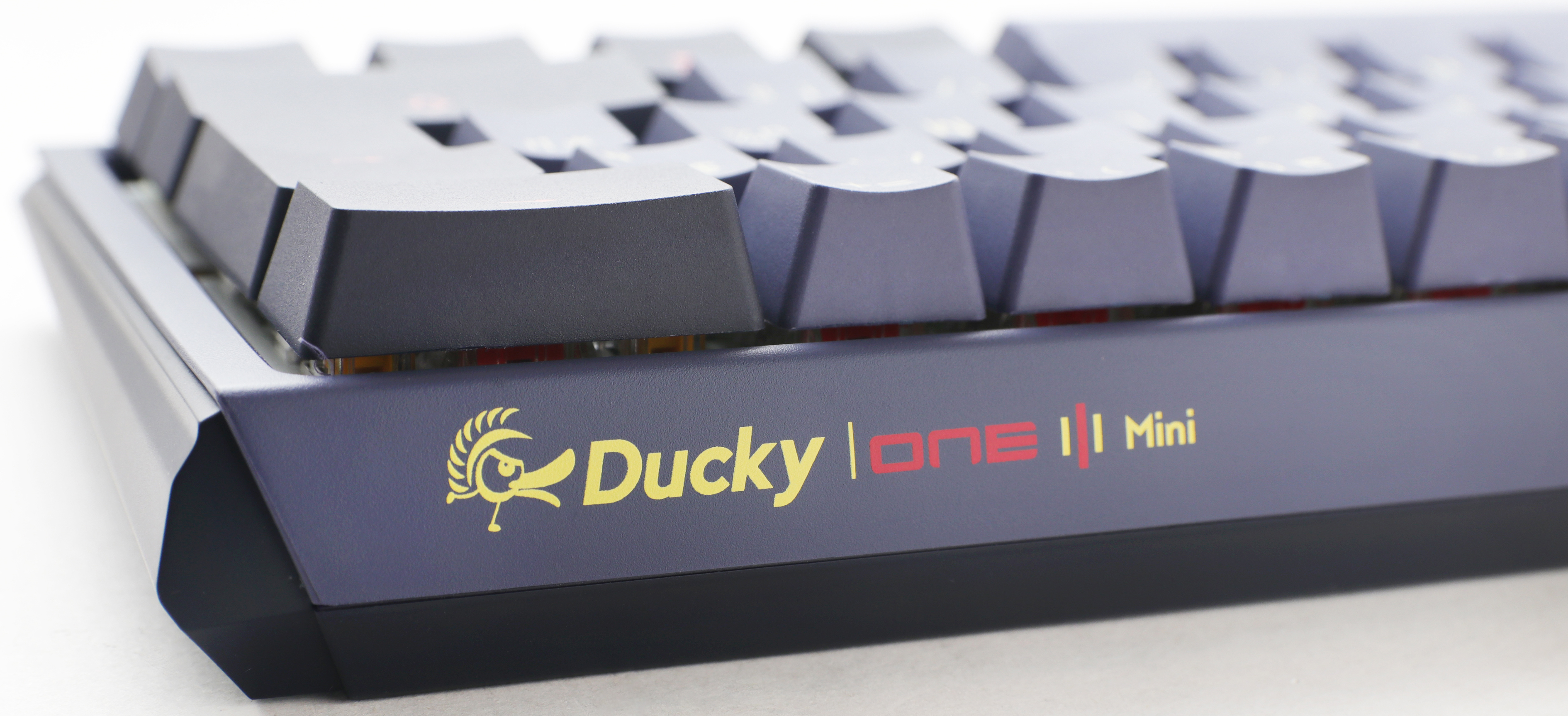 Ducky - Teclado Mecânico Ducky ONE 3 Cosmic SF 65% RGB MX-Silent Red (PT)