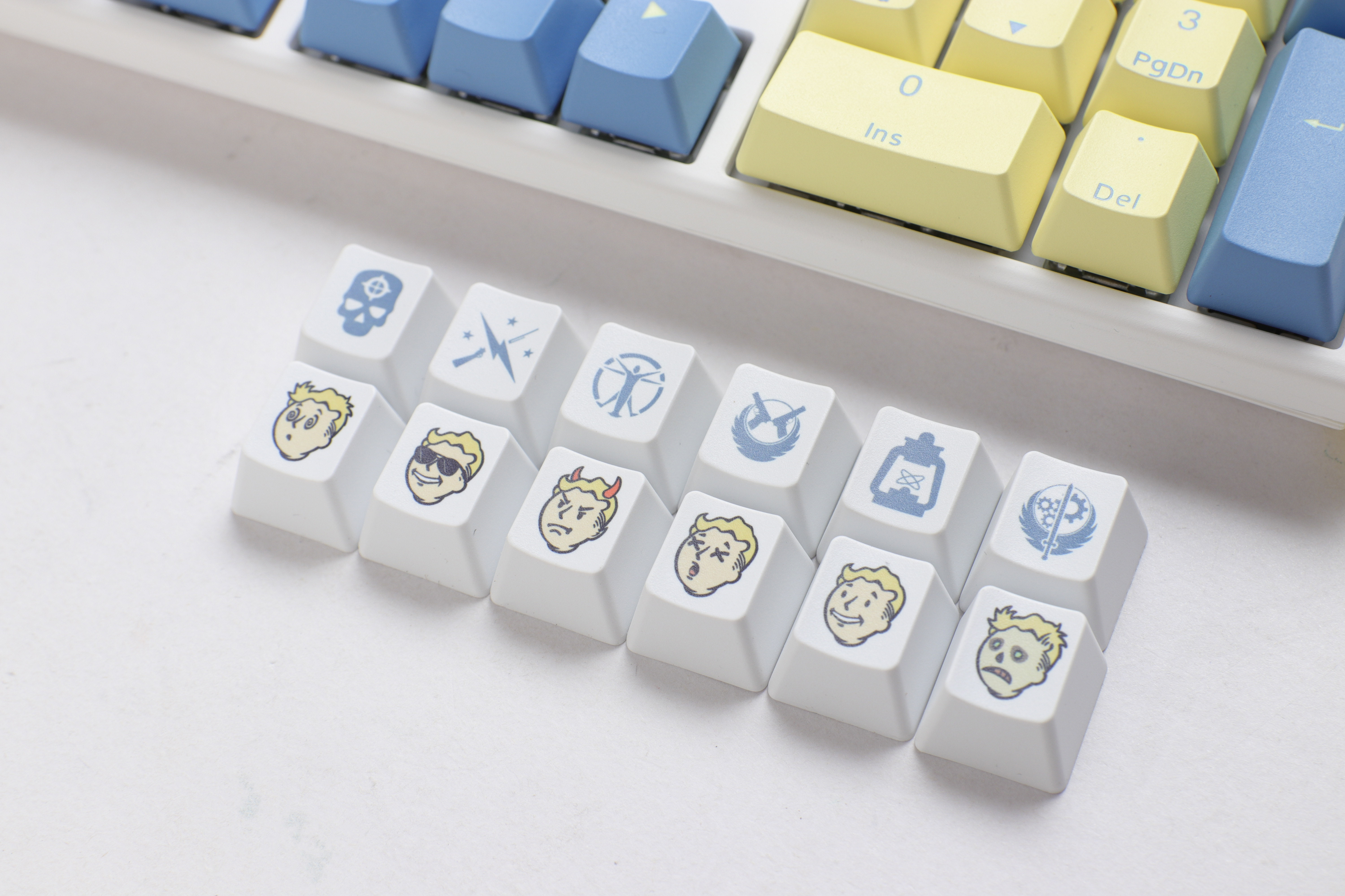 Ducky - Teclado Ducky One 3 x Fallout Vault-Tec Limited Edition MX-Speed Silver + Tapete (US)