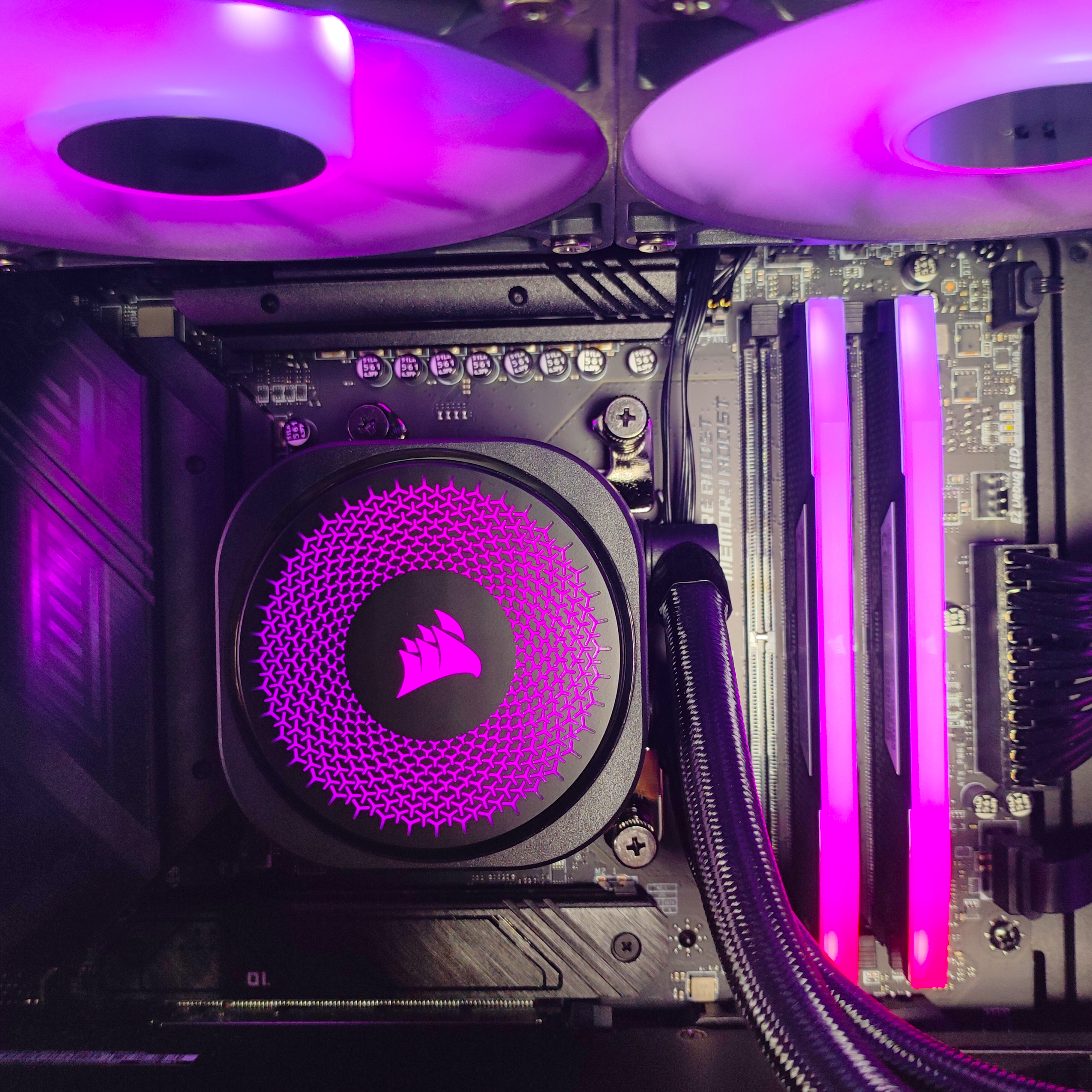 King Mod Systems - Computador King Mod Gamer-PC x iCUE Ryzen 7 9700X 32GB DDR5 1TB RTX 5070 WiFi W11